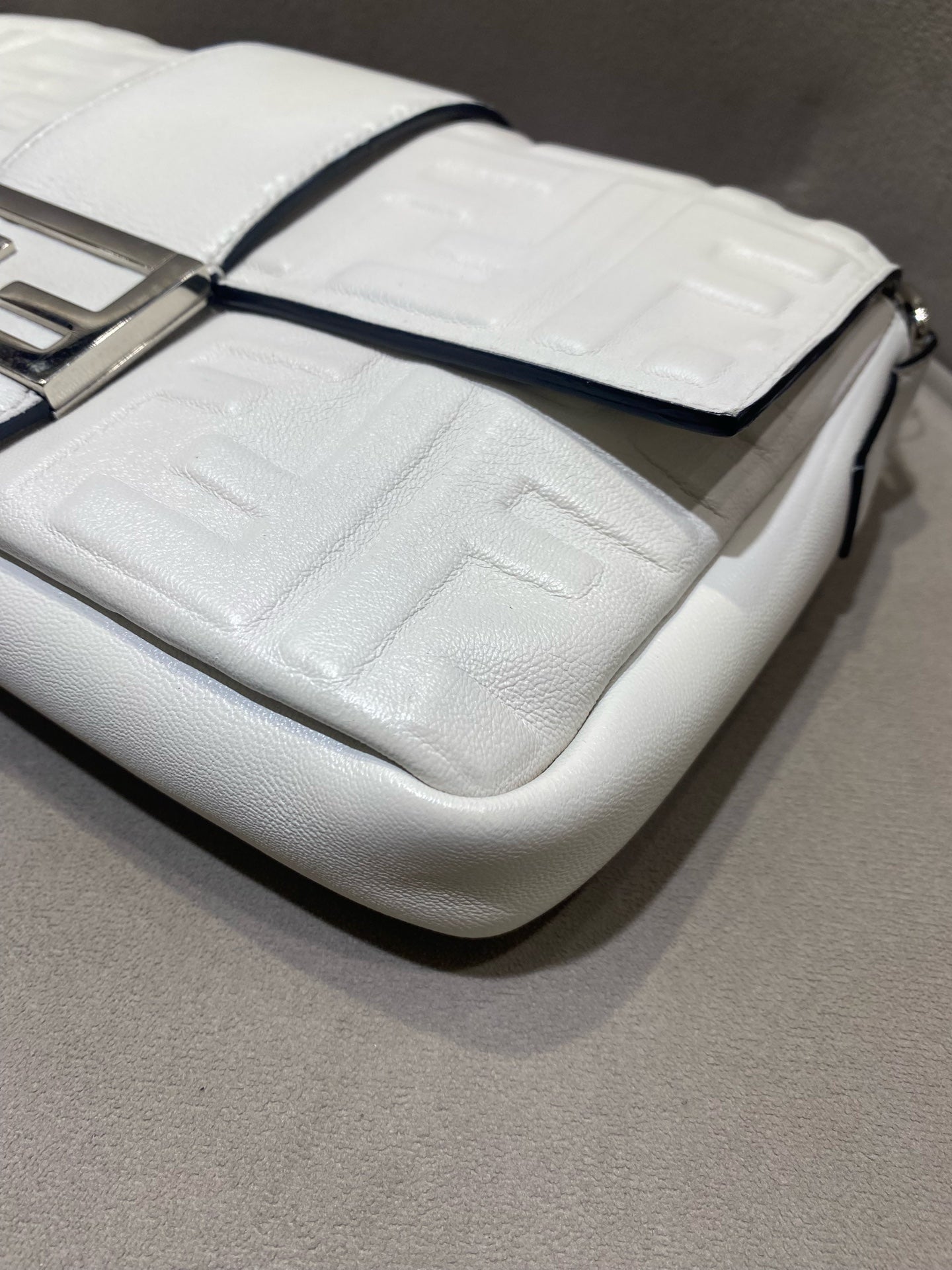 Fendi - Baguette Embossed FF Pattern - Grained leather - White - (Medium)
