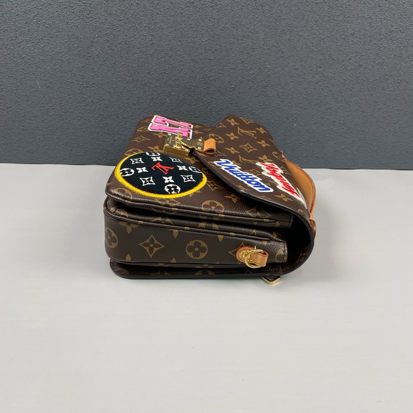 Louis Vuitton - Pochette Metis Monogram Canvas with Patches - Monogram coated canvas with natural cowhide leather trim - Brown - (Medium)