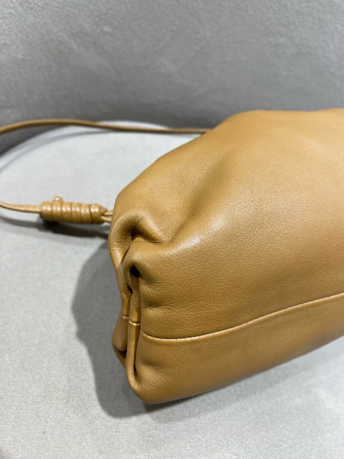 Bottega Veneta - The Pouch Mini - Lambskin leather - Caramel - (mini)