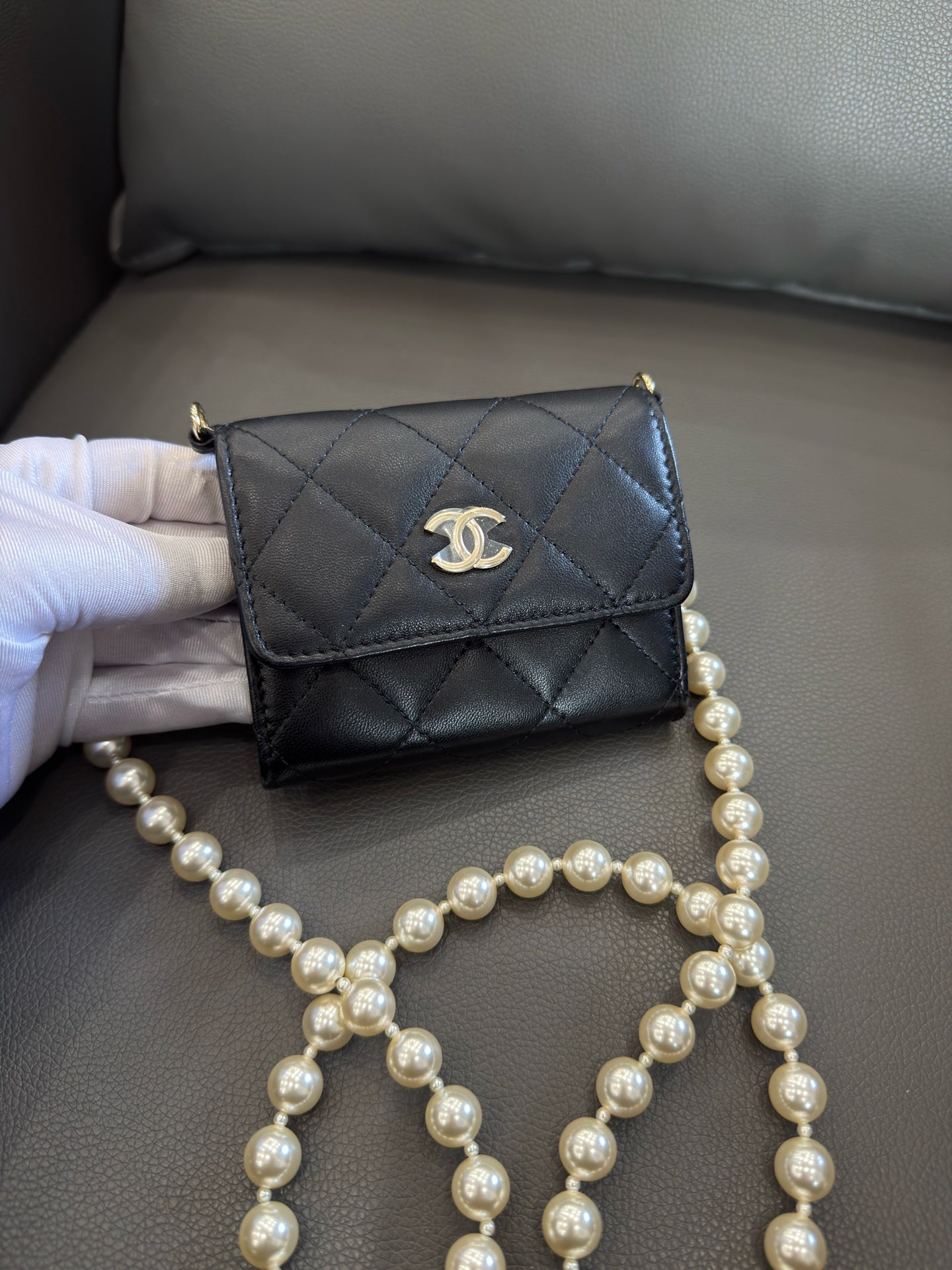 Chanel - 22P Pearl Chain Mini Clutch with Chain - Lambskin leather - Black - (mini)