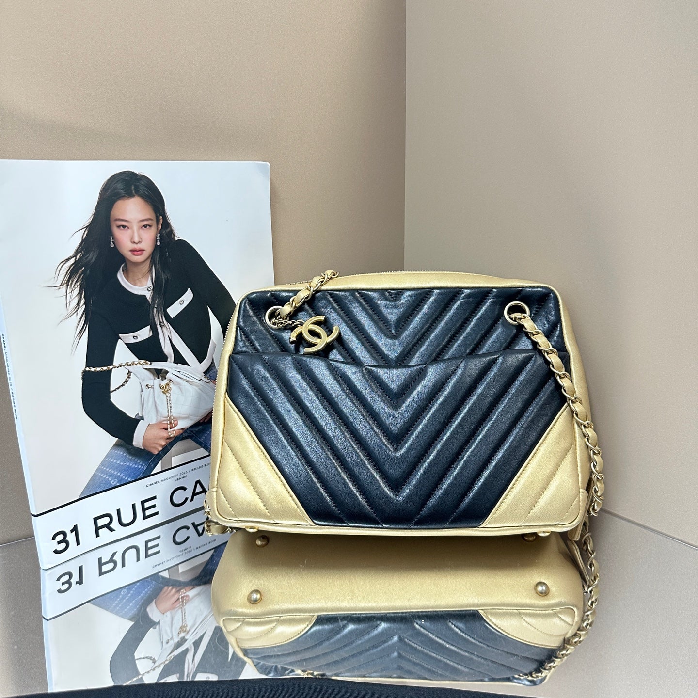 Chanel - V-Quilted Camera Bag - Leather - Black and Gold - (small)