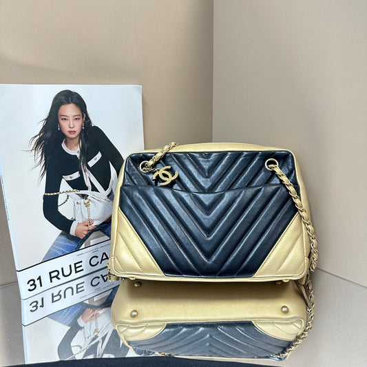Chanel - V-Quilted Camera Bag - Leather - Black and Gold - (small)