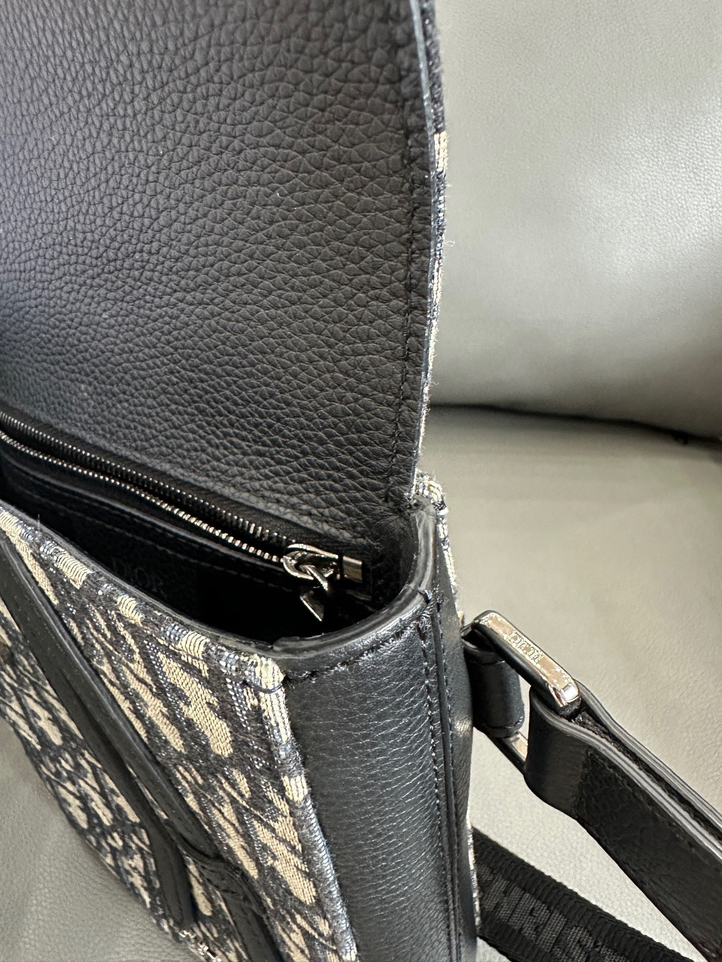 Dior - Saddle Chest Bag - Dior Oblique jacquard canvas with black grained calfskin leather trim - Beige and Grey Oblique with Black trim - (small)