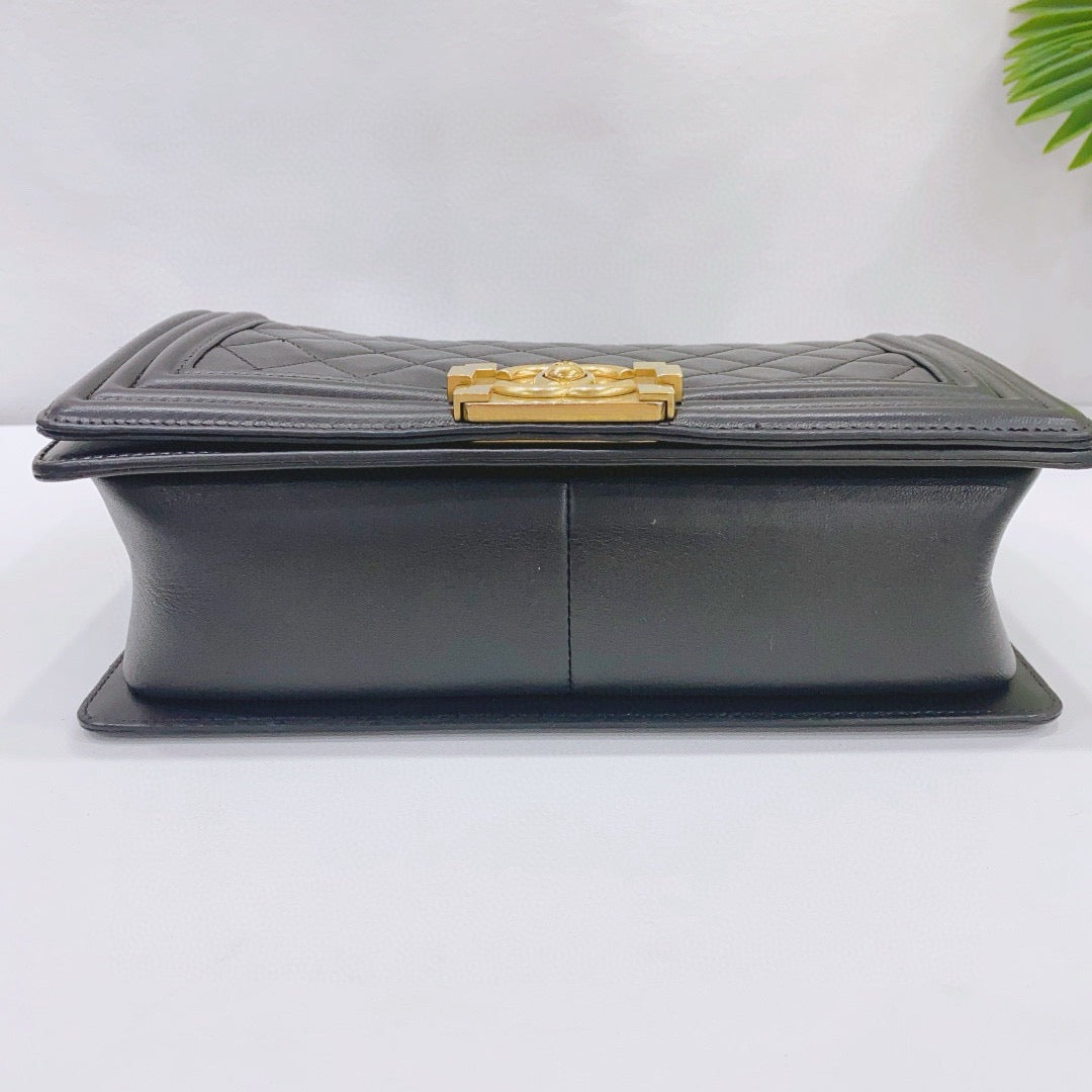 Chanel - Le Boy Medium Flap Bag - Lambskin leather - Black with Gold-Tone Hardware - (Medium)
