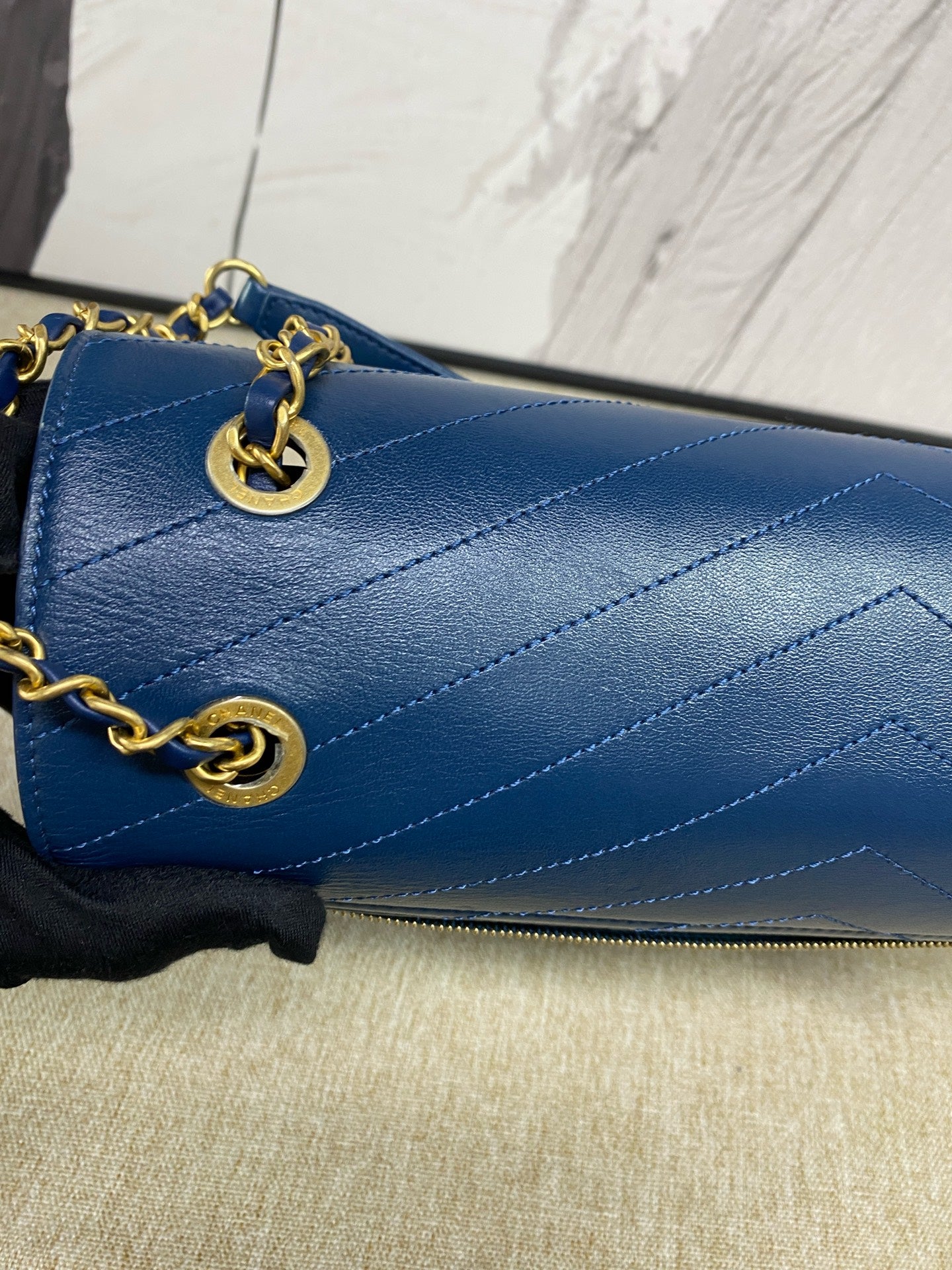 Chanel - V-Stitch Envelope Flap Bag - Calfskin leather - Blue - (Medium)