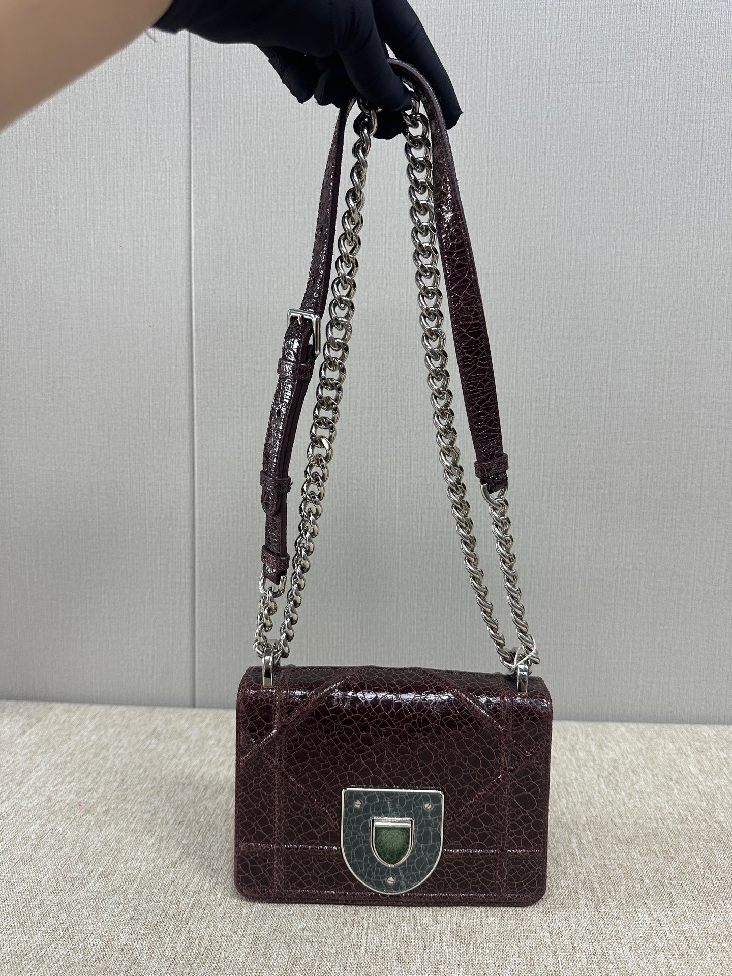 Dior - Ama Shield Bag with Cracked Texture - Fawn leather - Burgundy - (small)