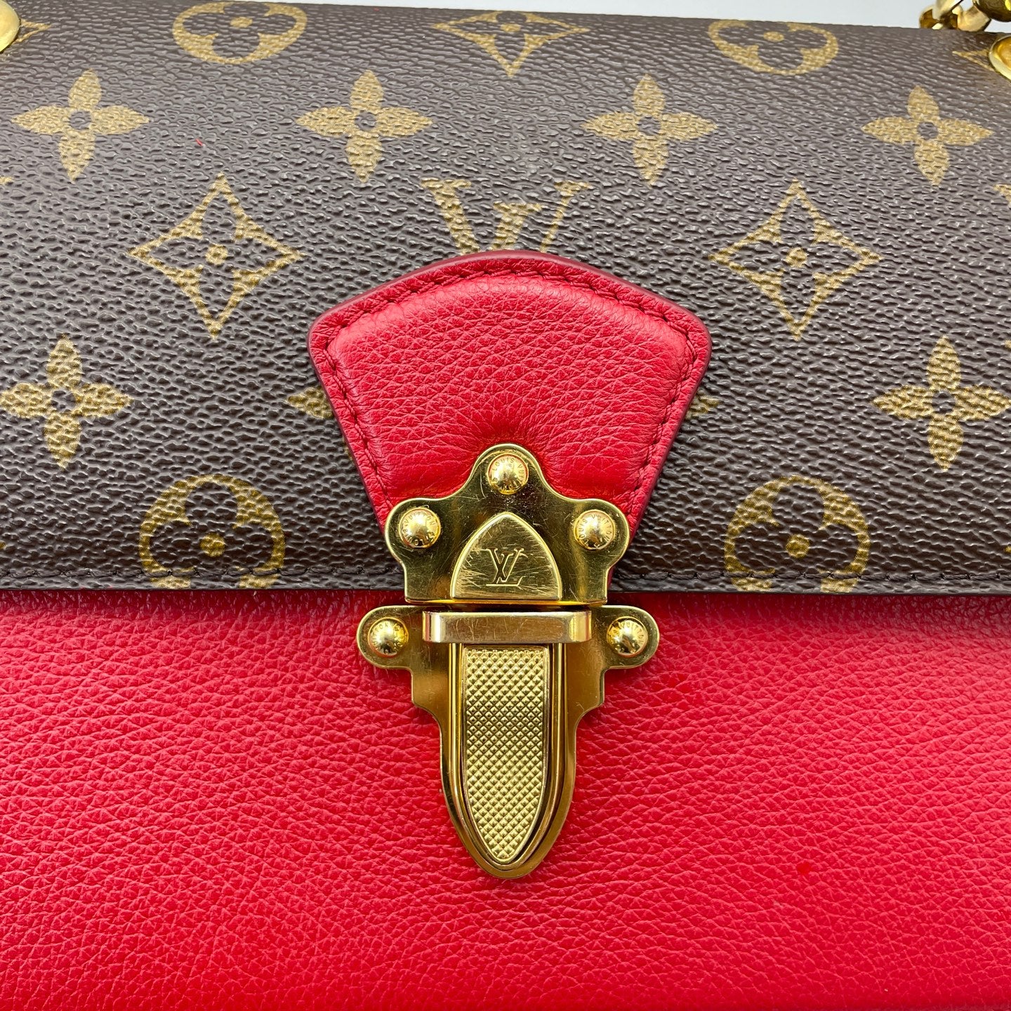 Louis Vuitton - Victoria Chain Bag - Monogram canvas with grained leather accents - Brown and Red with Gold-Tone Hardware - (Medium)
