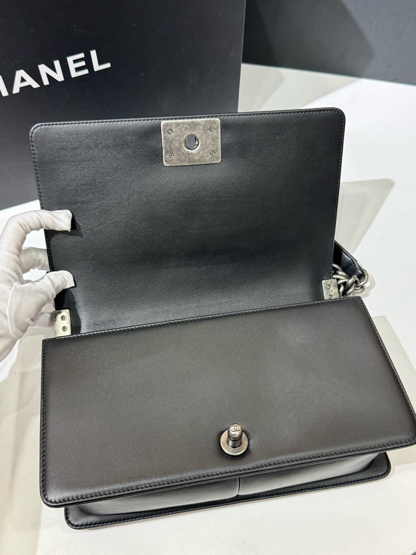 Chanel - Le Boy Medium - Grained Calfskin Leather - Black - (Medium)