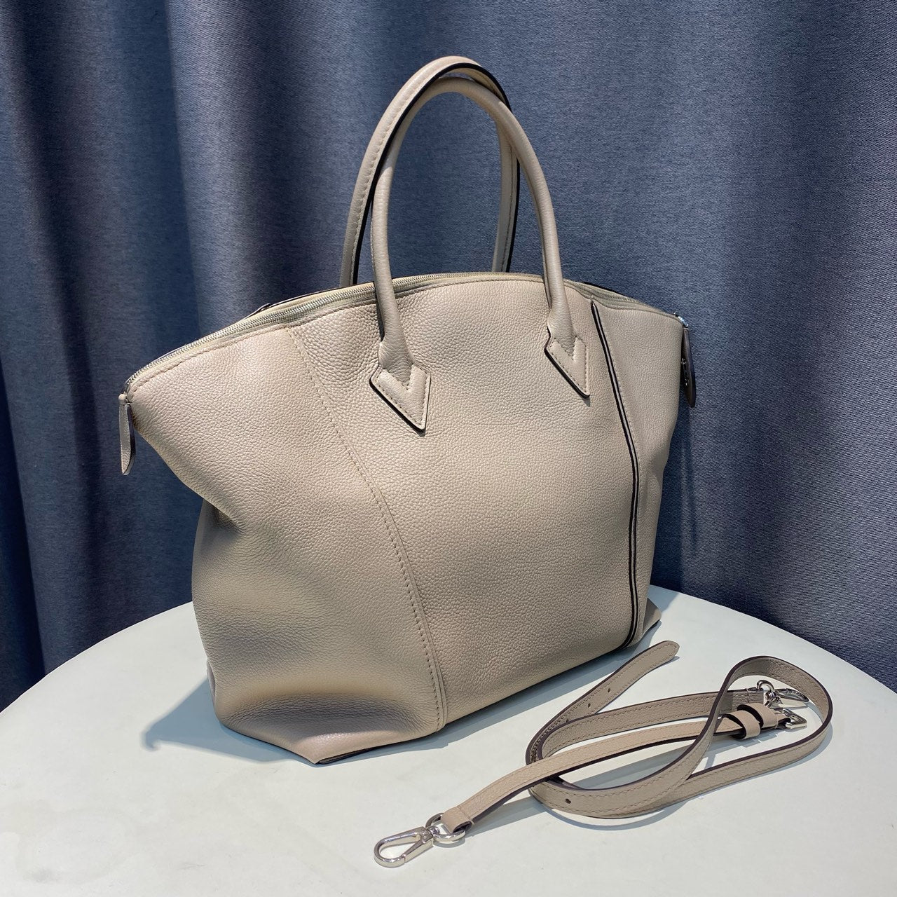 Louis Vuitton - Top Handle Handbag - Grained leather - Grey - (large)