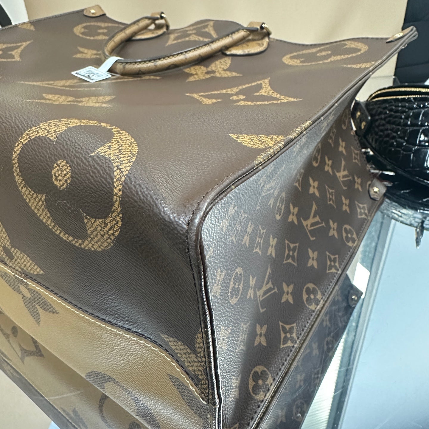 Louis Vuitton - Onthego GM - Monogram coated canvas, Leather trim - Brown, Beige, Red - (Large)