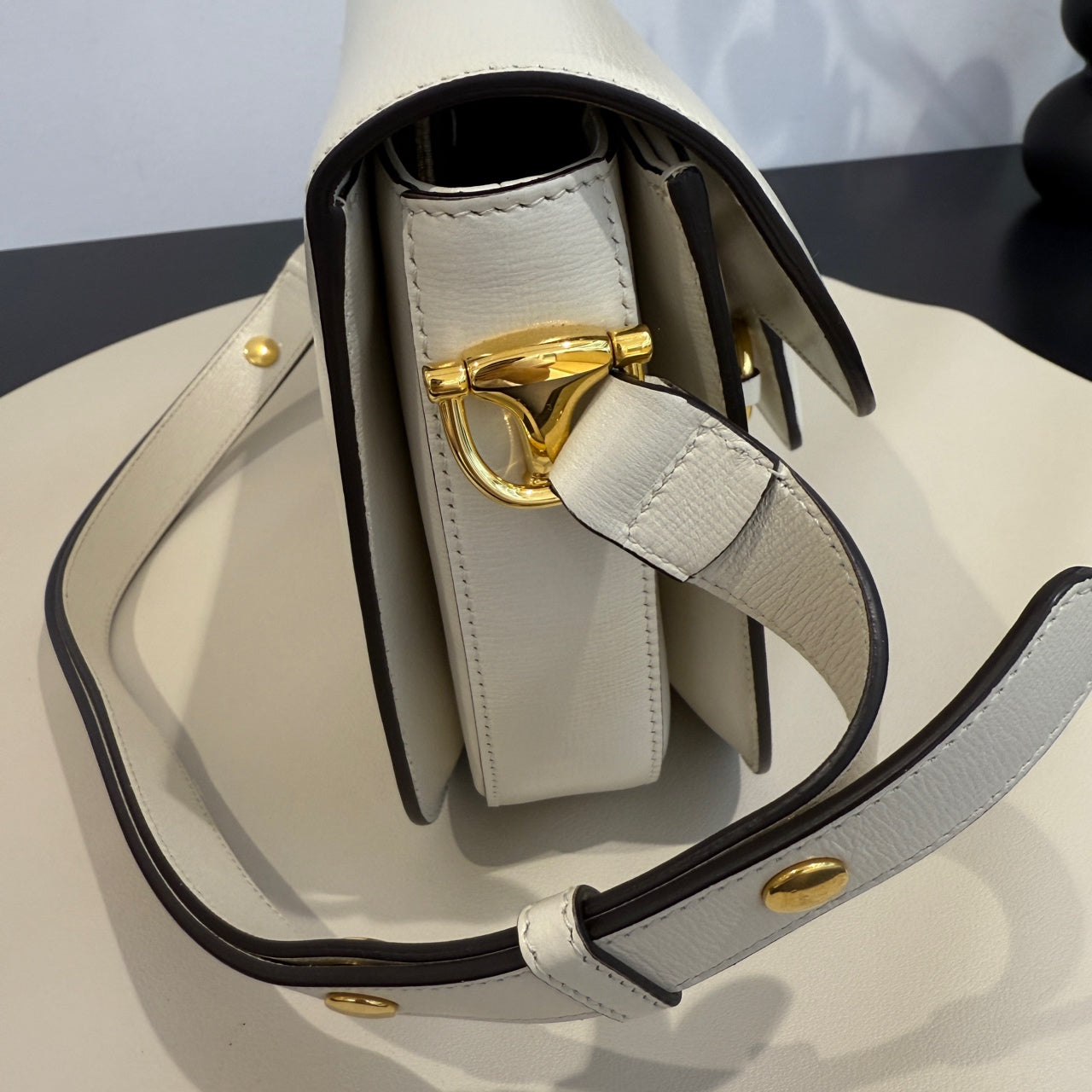 Gucci - Horsebit 1955 Messenger Bag - Textured leather - White with black trim - (medium)