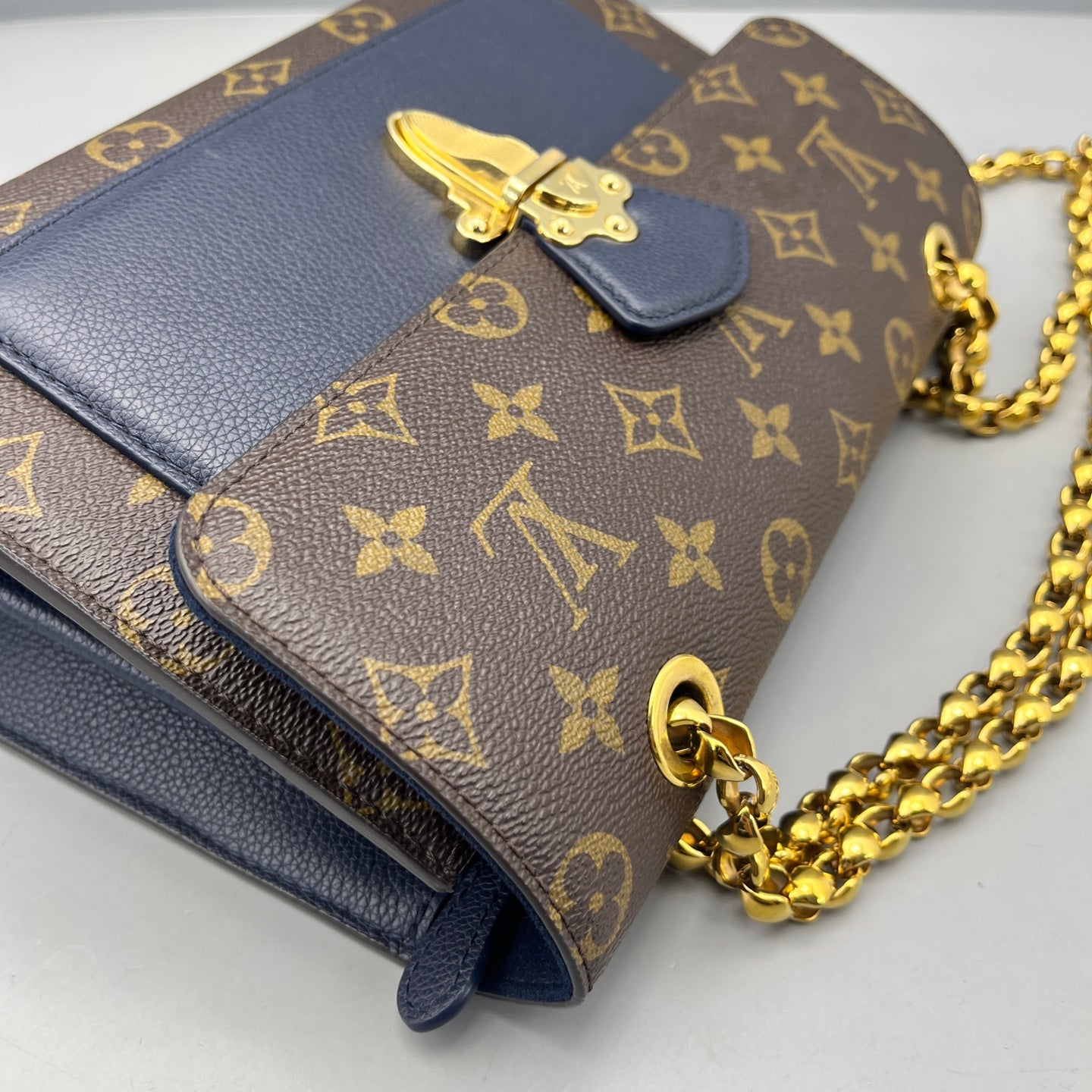 Louis Vuitton - Victoria Chain Bag - Monogram coated canvas with grained leather trim - Brown and Blue - (medium)
