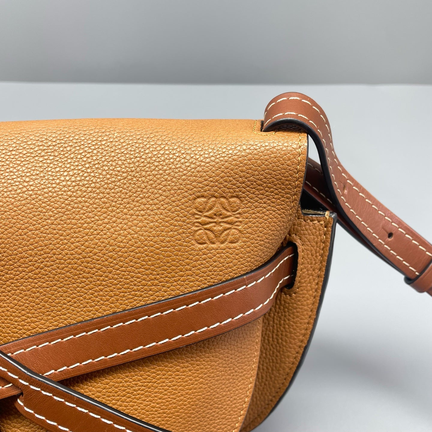 Loewe - Gate Small Saddle Bag - Grained calfskin leather - Caramel with contrasting brown accents - (Small)