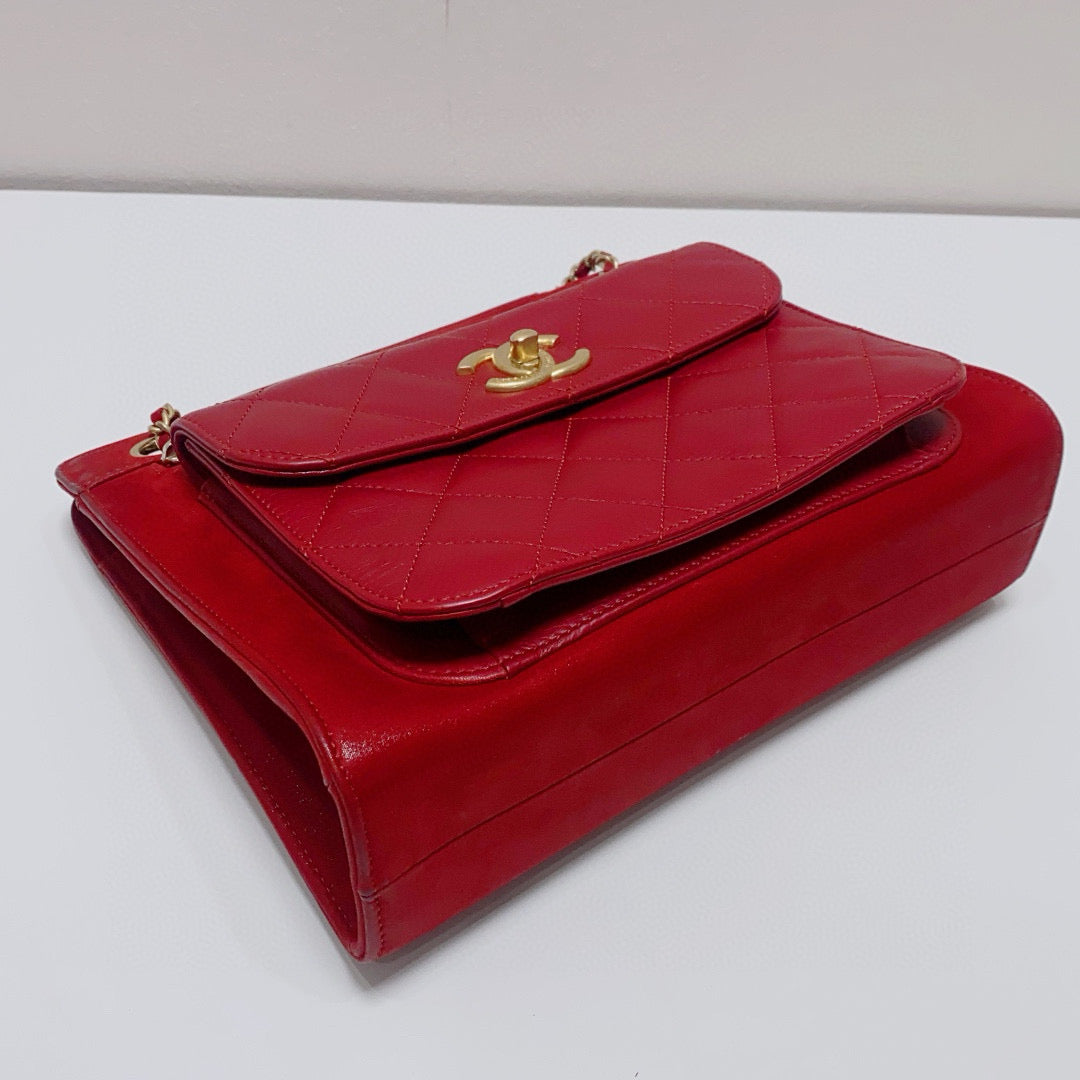 Chanel - Tote Shoulder Bag - Lambskin leather - Red with Gold-Tone Hardware - (Medium)