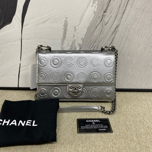 Chanel - Embossed Coco Circle Flap Bag - Cowhide leather - Silver - (small)