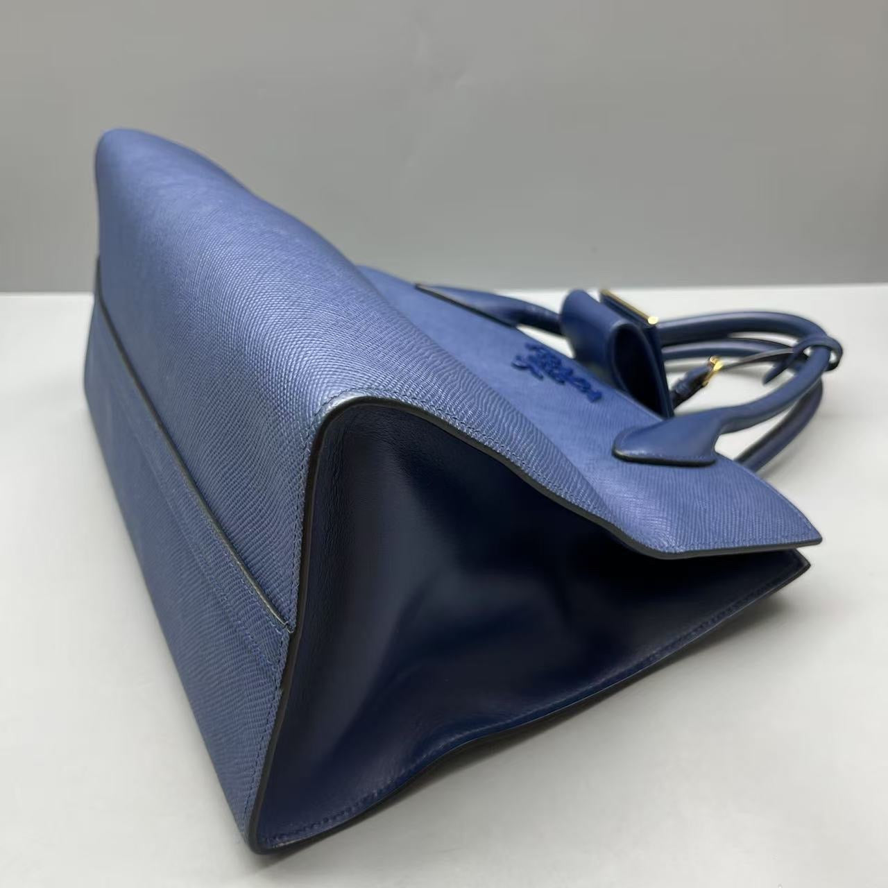 Prada - Monochrome Tote - Saffiano leather - Navy - (medium)