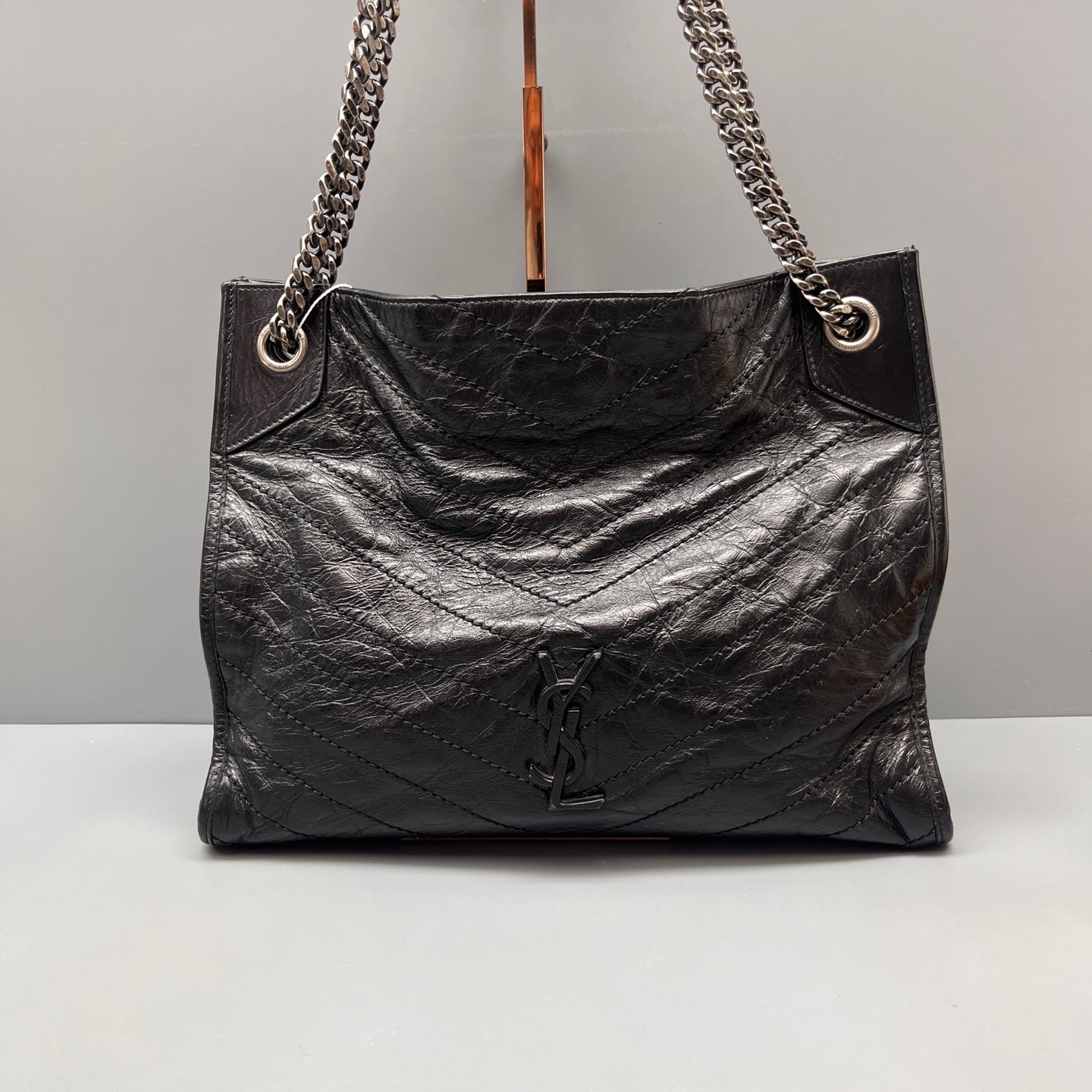 Saint Laurent - Shopping Tote with Chain - Crinkled calfskin leather - Black - (Medium)