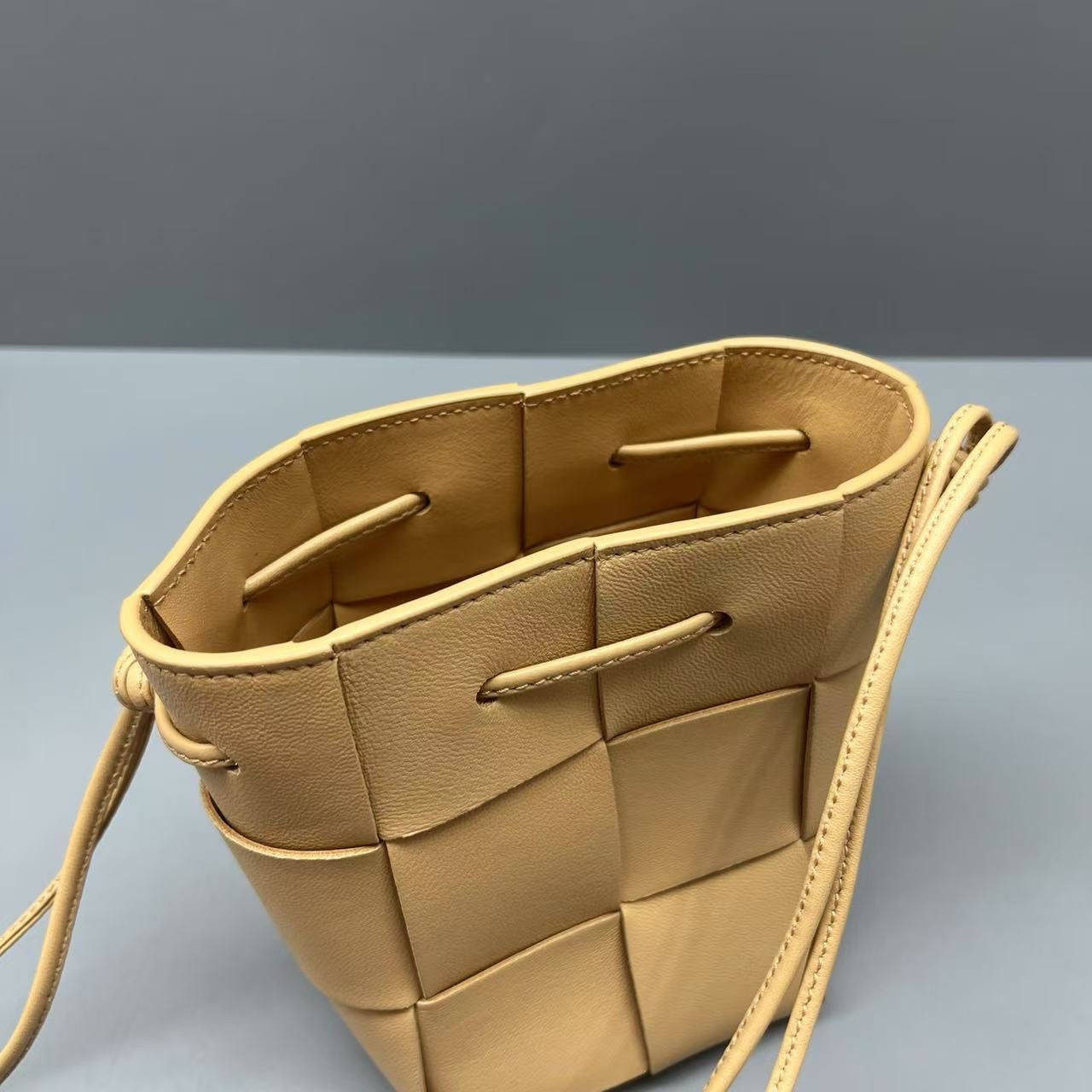Bottega Veneta - Cassette Mini Bucket Bag - Leather - Beige - (mini)
