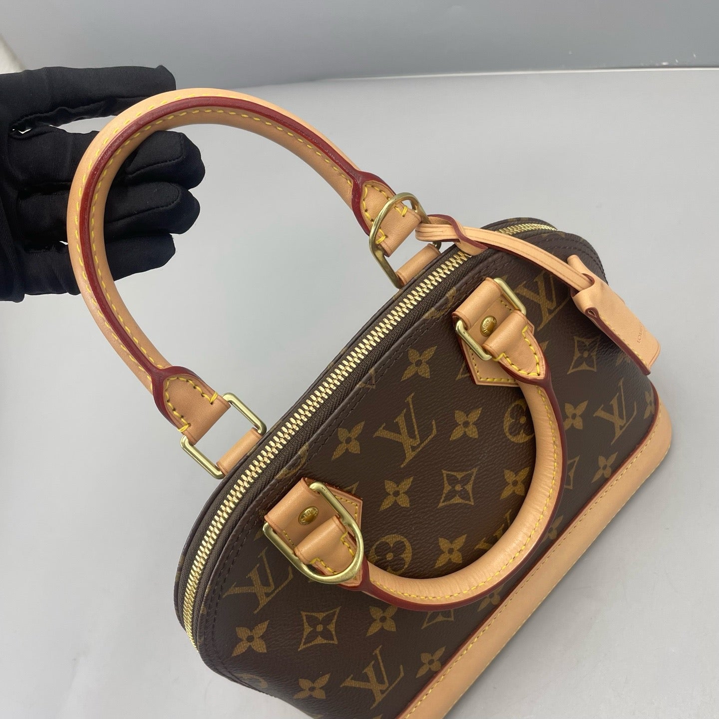 Louis Vuitton - Alma BB - Monogram canvas with natural Vachetta leather trim - Brown - (mini)
