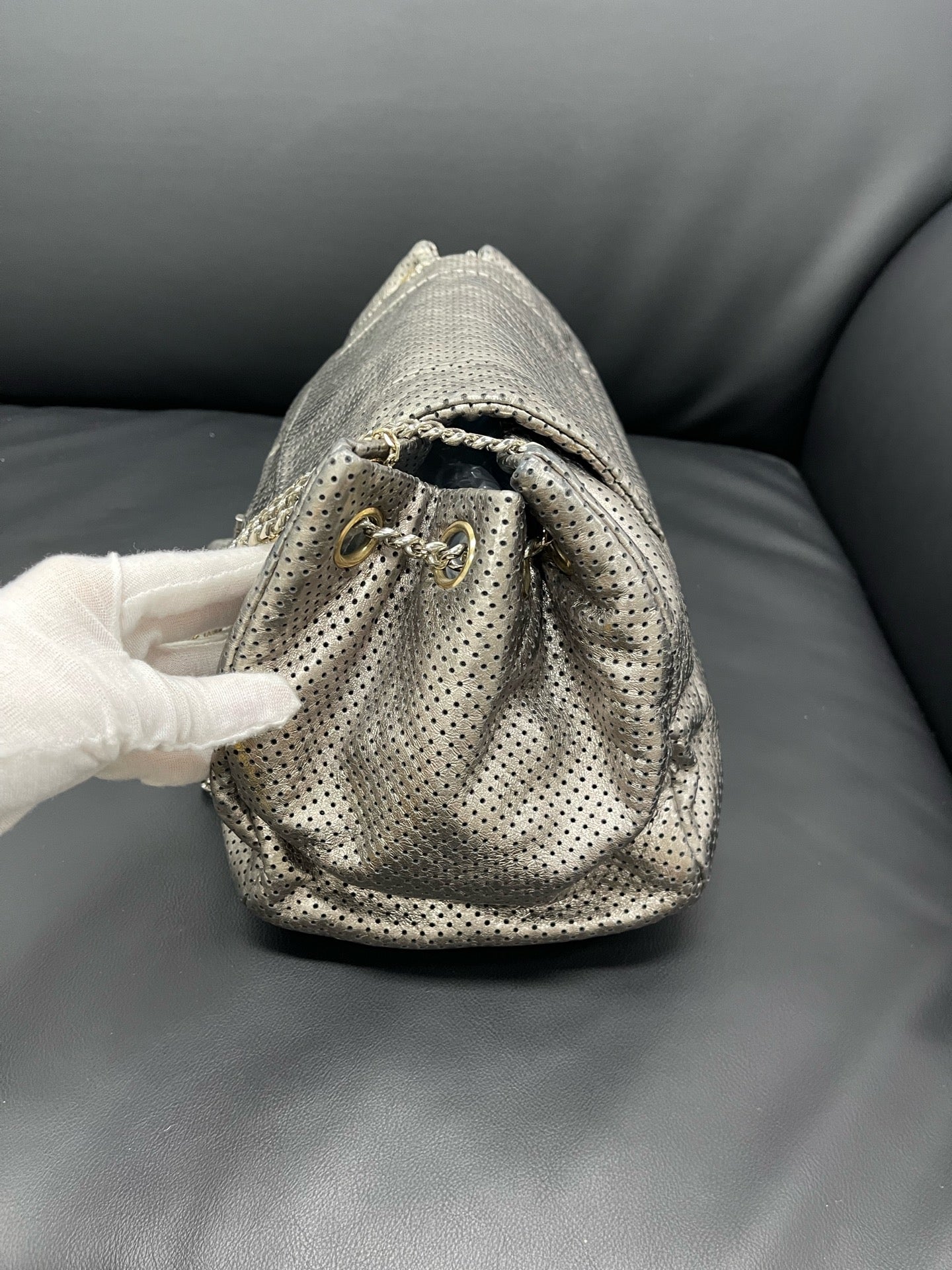 Chanel - 2.55 Reissue Perforated Flap Bag - Cowhide leather - Silver - (medium)