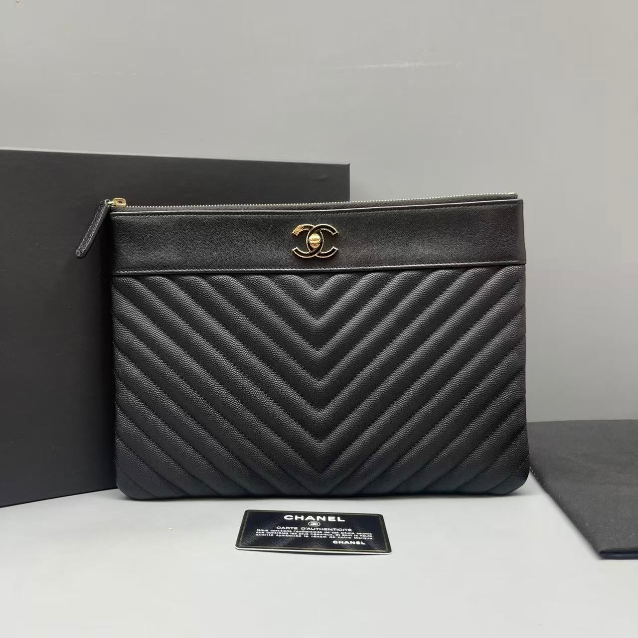Chanel - V-Quilted Envelope Clutch - Caviar leather - Black - (medium)
