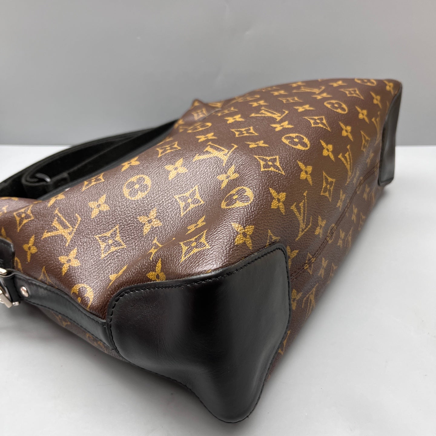 Louis Vuitton - Casual Messenger Bag - Monogram coated canvas with black leather trim - Brown - (Large)