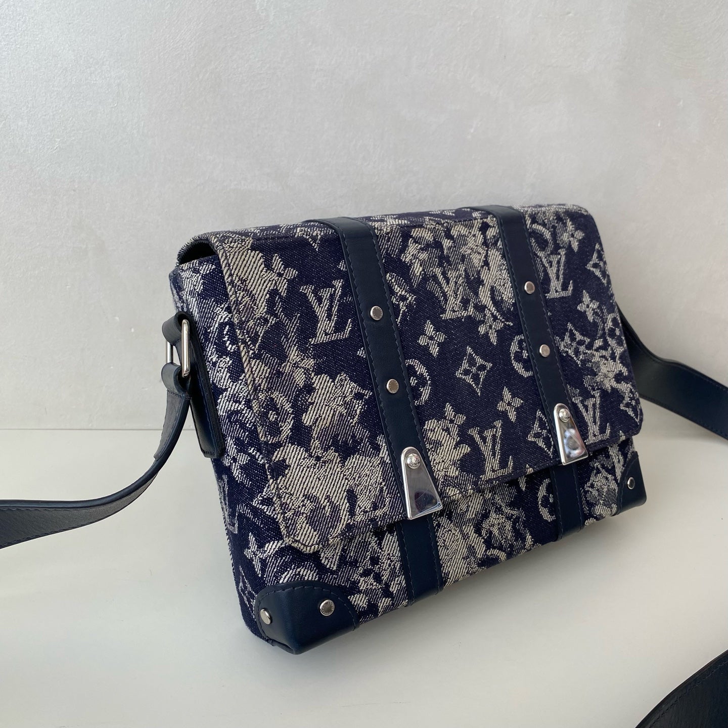 Louis Vuitton - Trunk Tapestry Messenger - Denim - Jeans with leather trim - Navy - (medium)
