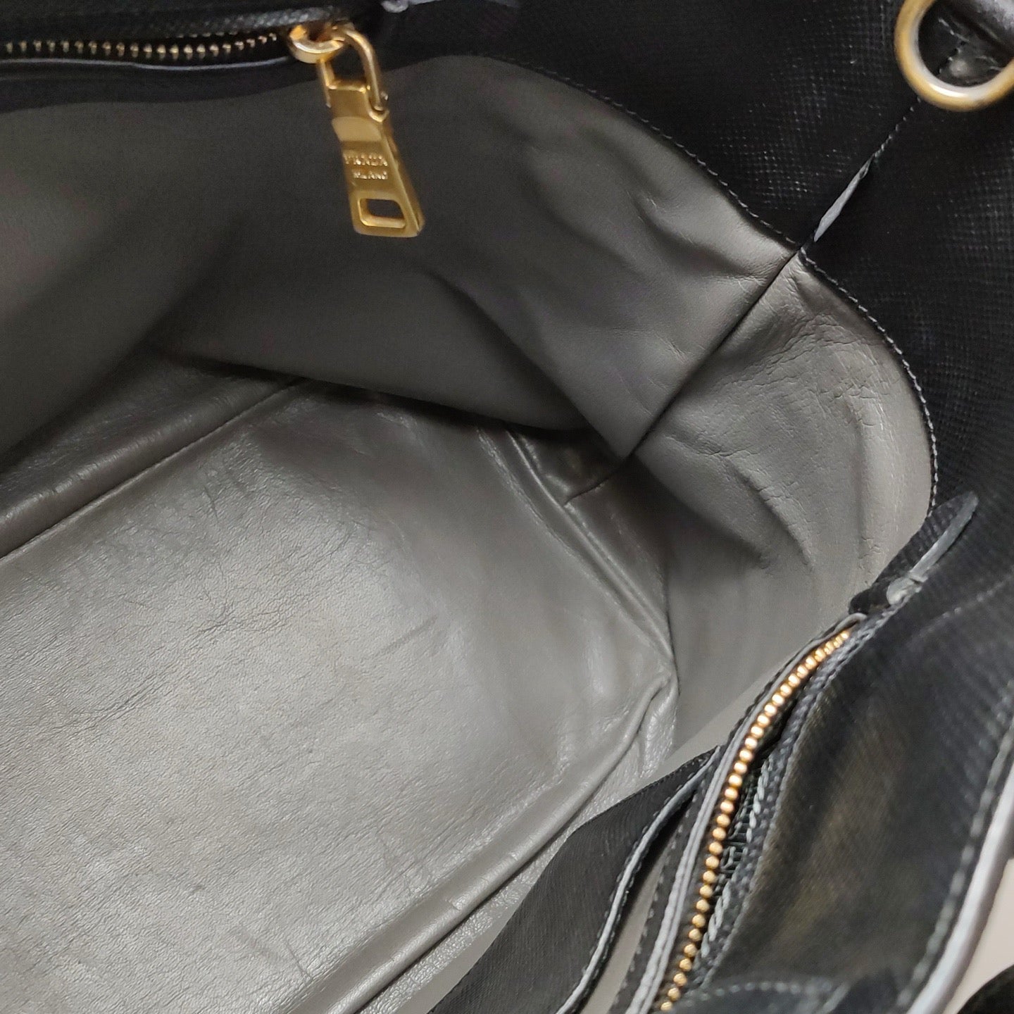 Prada - Saffiano Tote - Saffiano leather - Black - (Medium)