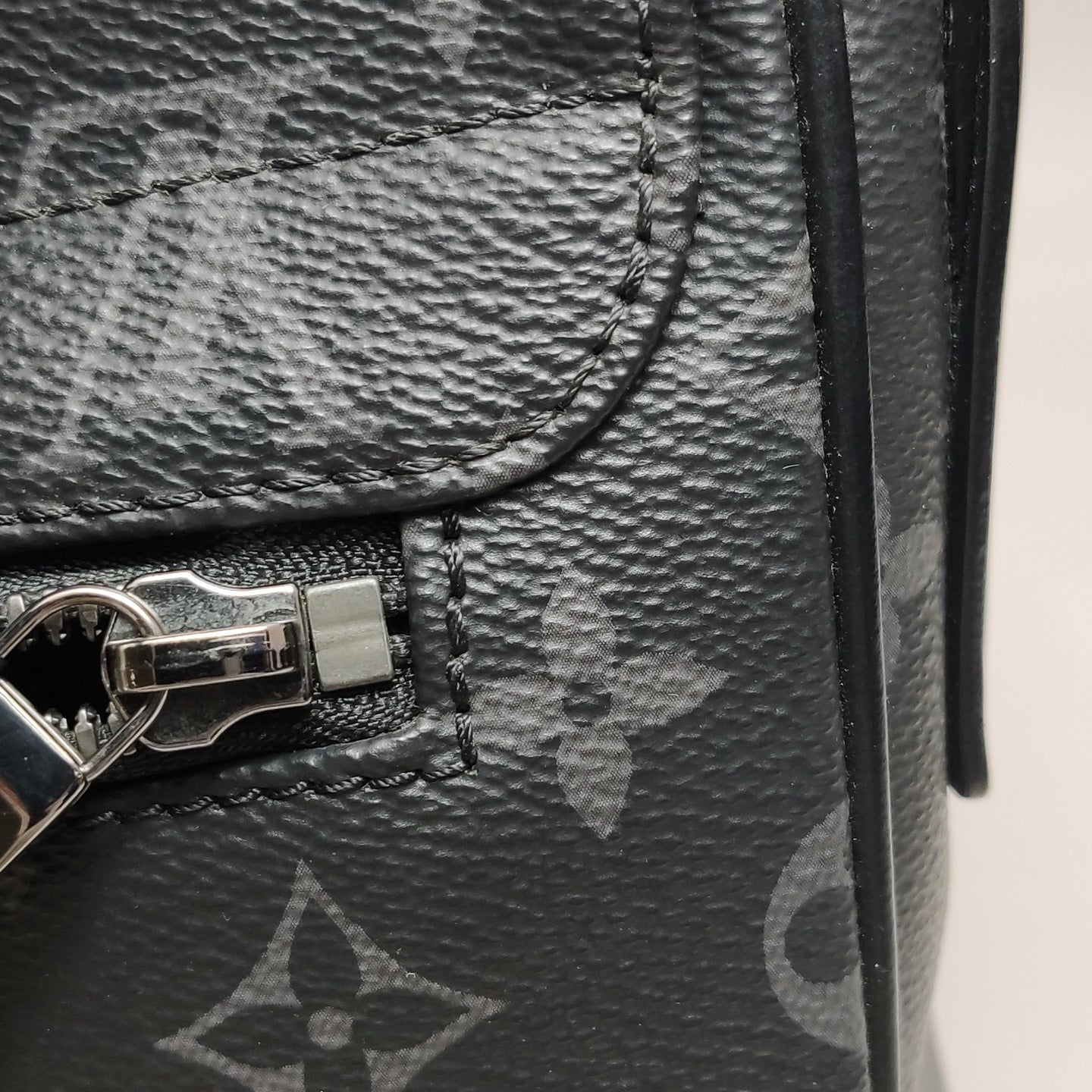 Louis Vuitton - Discovery Messenger Bag PM - Monogram Eclipse coated canvas - Black - (medium)