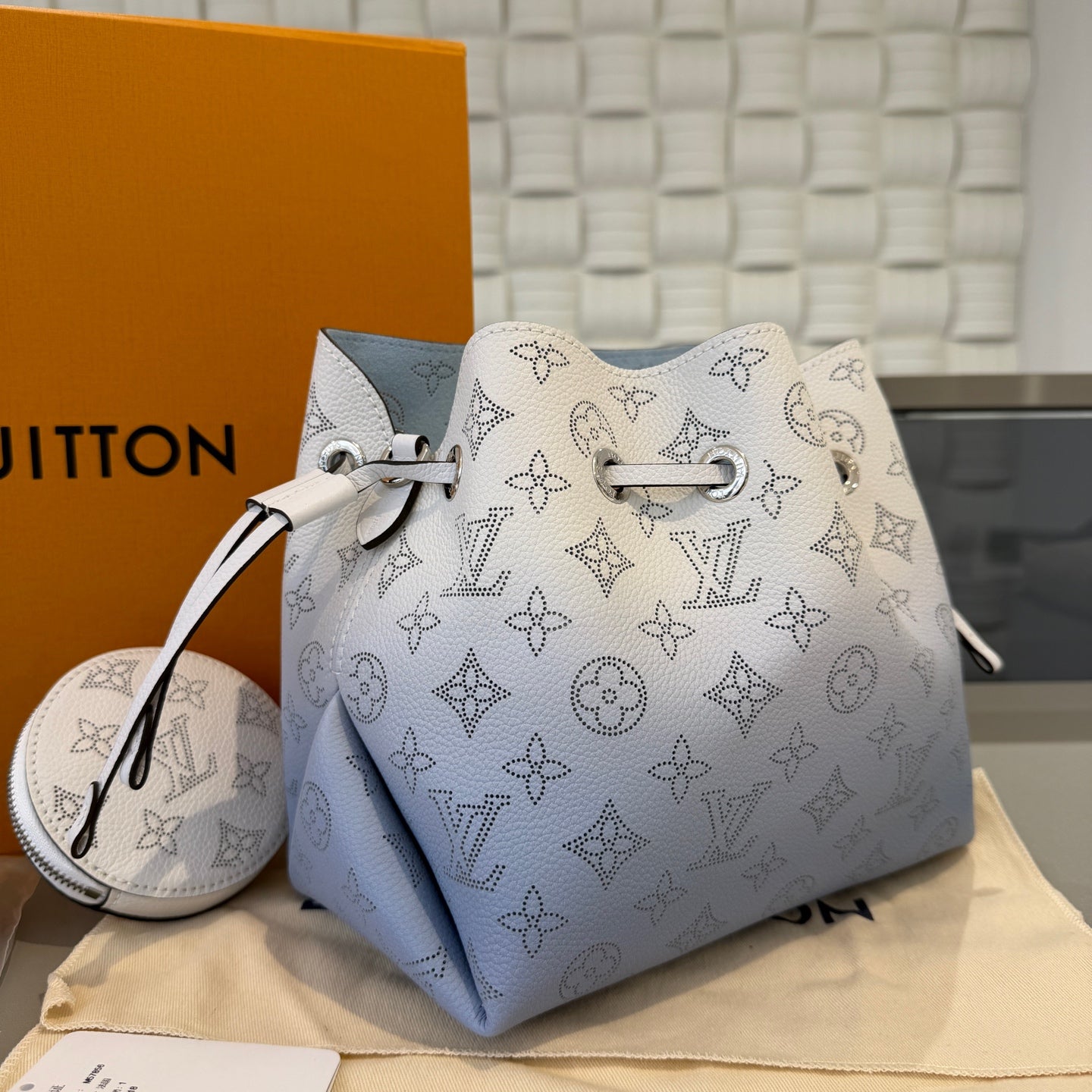 Louis Vuitton - Bella Bucket Bag - Perforated Mahina leather - Gradient White to Blue - (medium)