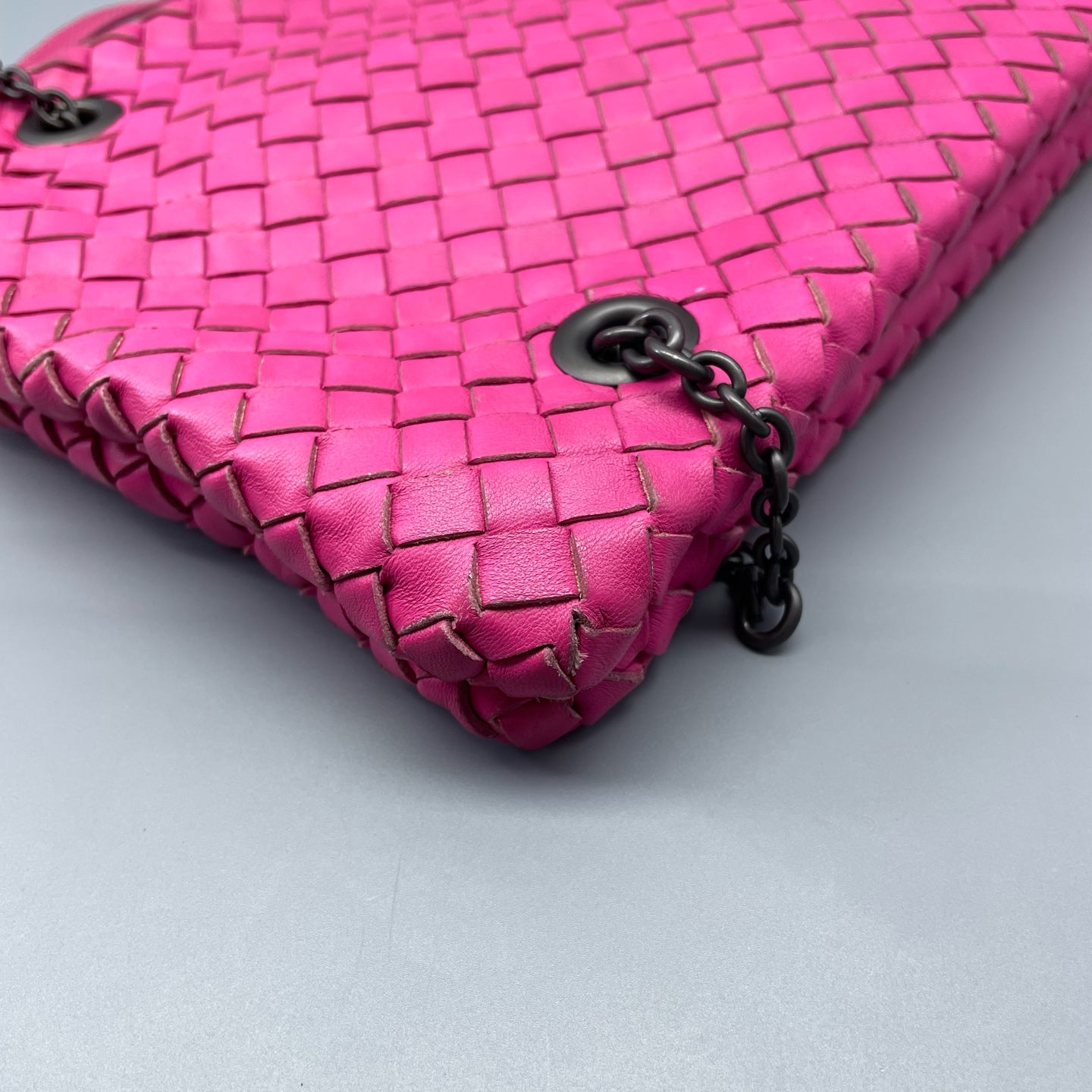 Bottega Veneta - Intrecciato Chain Shoulder Bag - Lambskin leather - Fuchsia - (medium)