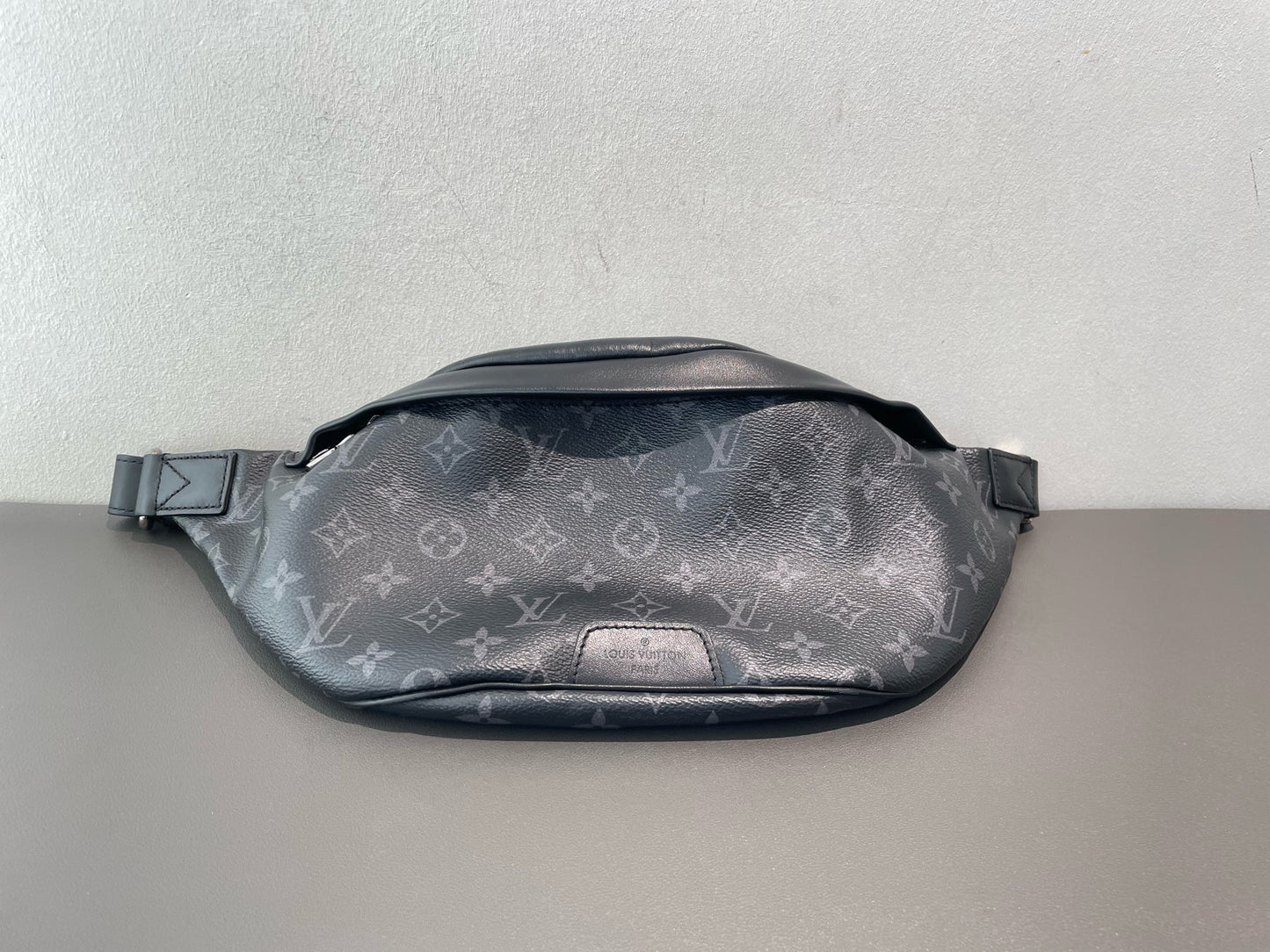 Louis Vuitton - Discovery Bum Bag - Monogram Eclipse coated canvas with leather trim - Black - (Medium)