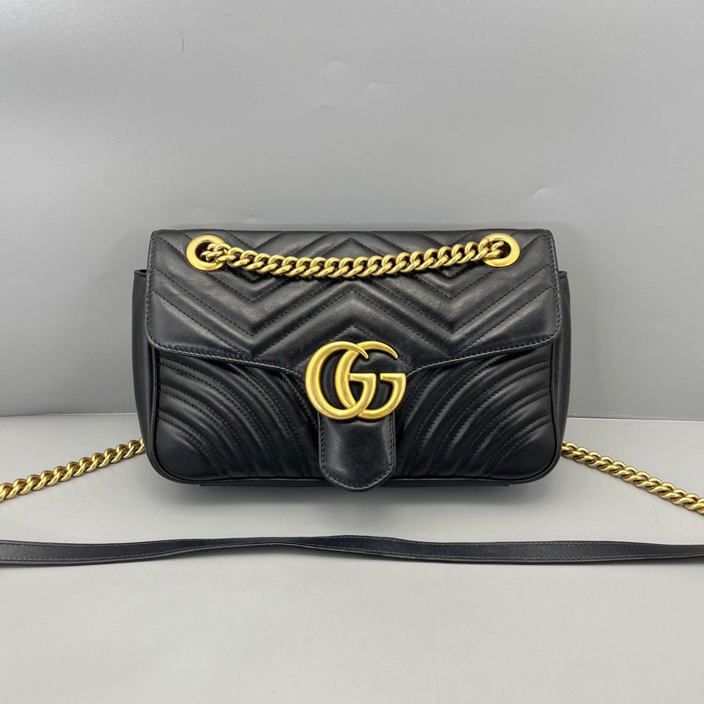 Gucci - Marmont 26 - Leather - Black with Gold-Tone Hardware - (Medium)