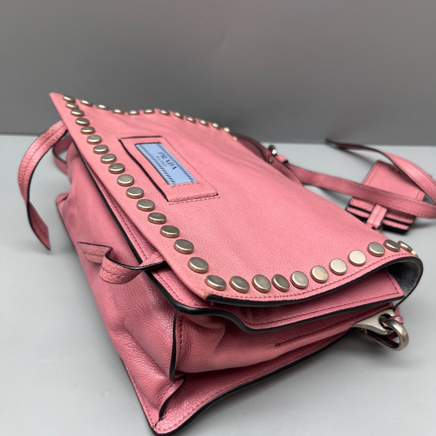 Prada - Etiquette Studded Messenger Bag - Pebbled leather - Pink - (Small)