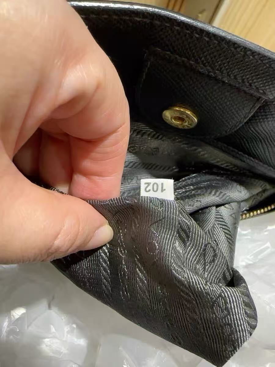 Prada - Saffiano Tote - Saffiano leather - Black - (Medium)