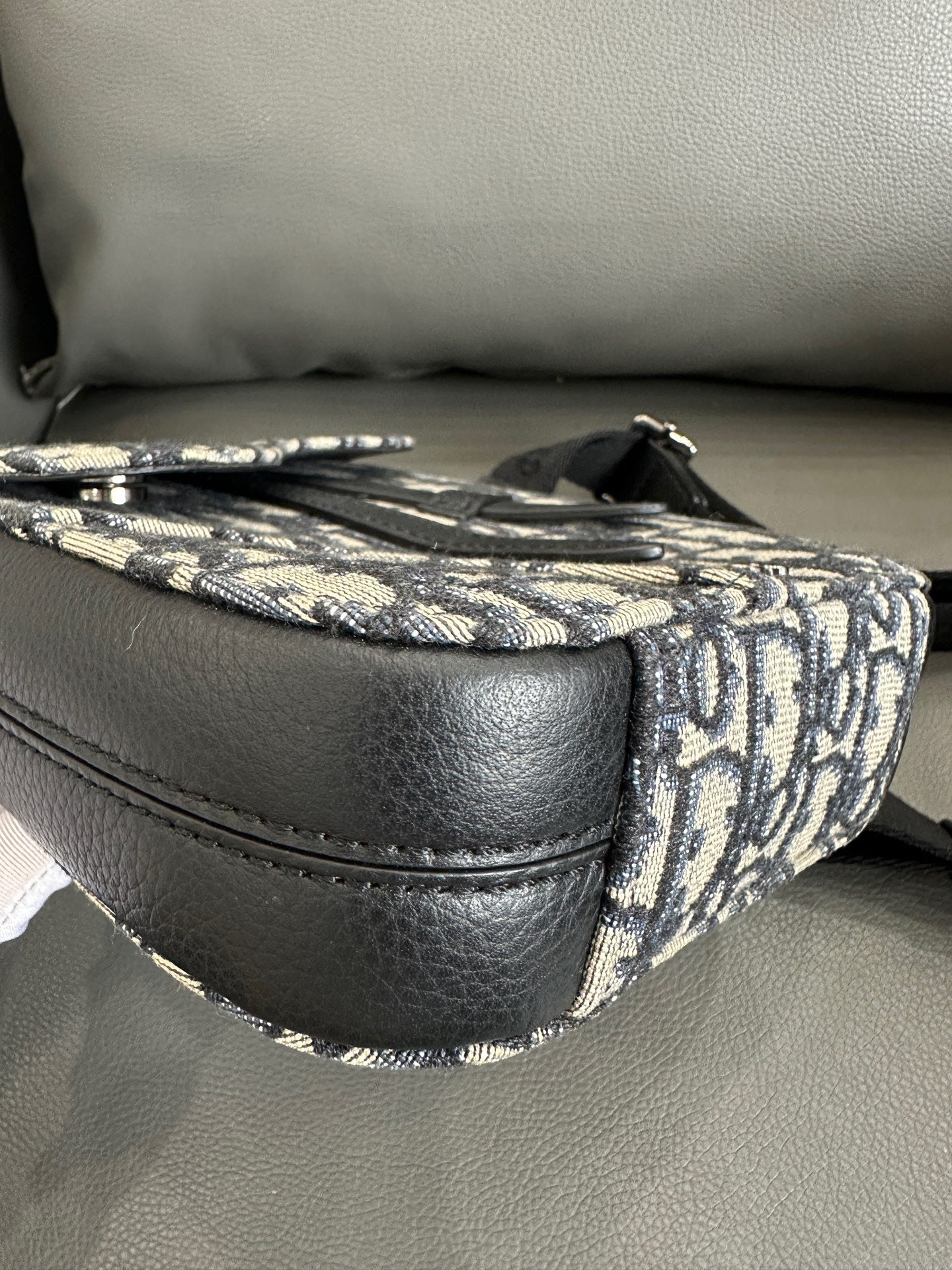 Dior - Saddle Chest Bag - Dior Oblique jacquard canvas with black grained calfskin leather trim - Beige and Grey Oblique with Black trim - (small)
