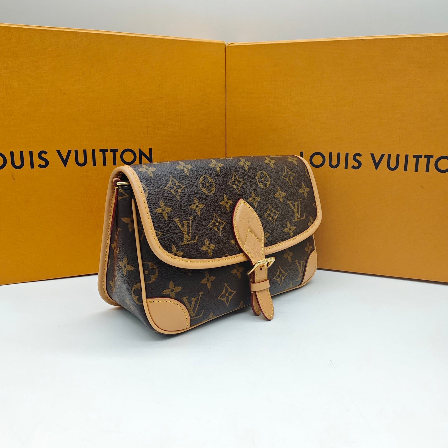 Louis Vuitton - Diane - Monogram coated canvas and Vachetta leather trim - Brown - (Small)