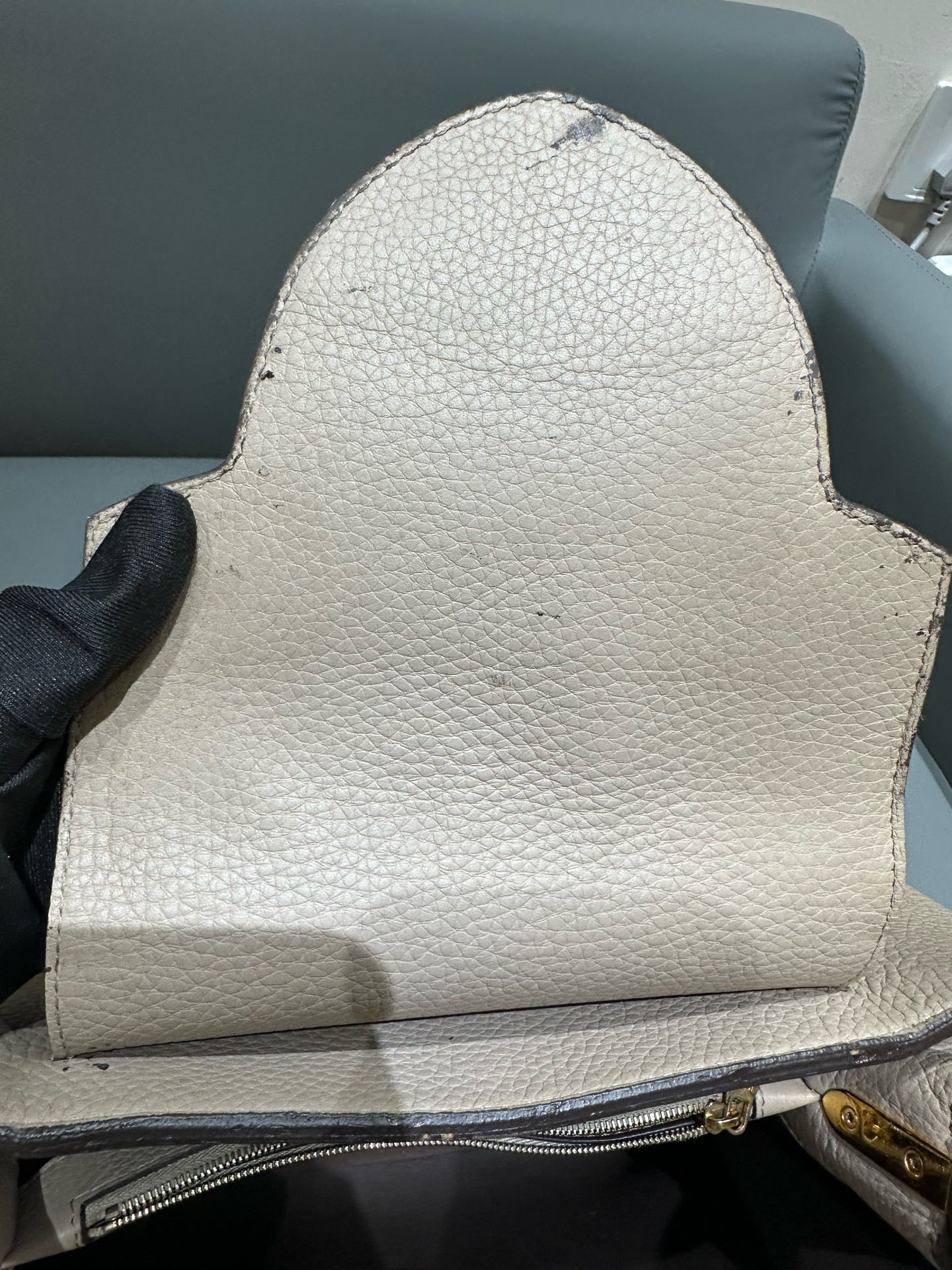 Louis Vuitton - Capucines GM - Taurillon leather - Grey with Gold-Tone Hardware - (Large)