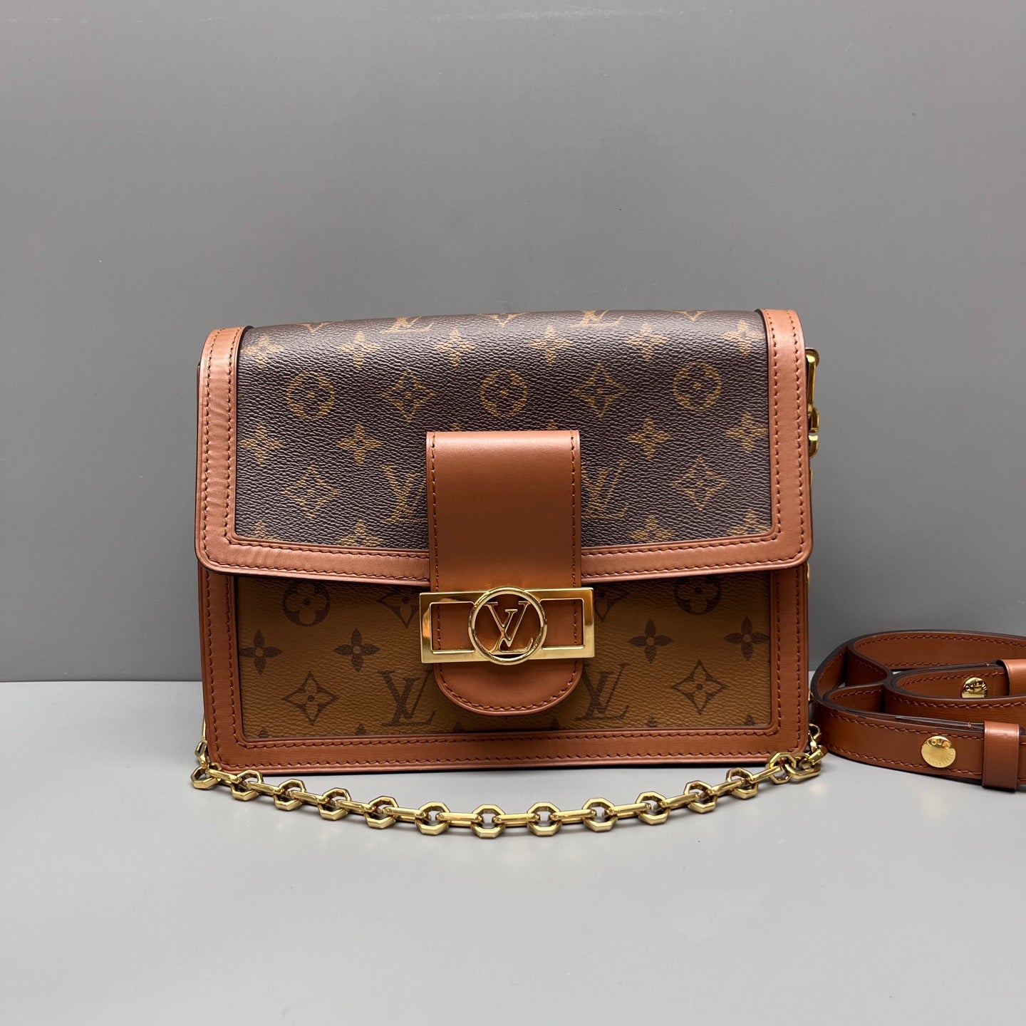 Louis Vuitton - Dauphine Messenger Bag - Monogram coated canvas with leather trim - Brown - (medium)