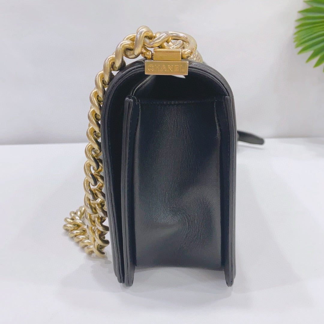 Chanel - Le Boy Medium Flap Bag - Lambskin leather - Black with Gold-Tone Hardware - (Medium)