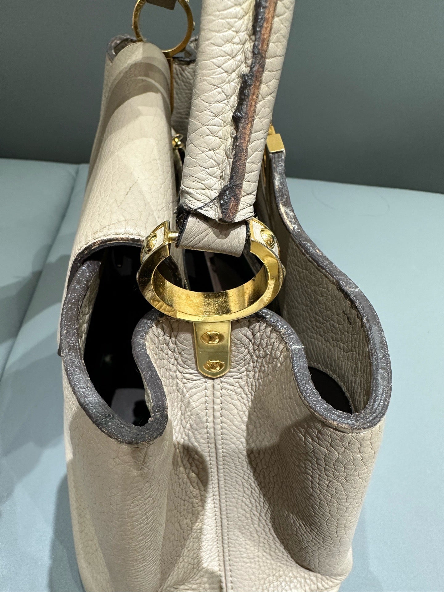 Louis Vuitton - Capucines GM - Taurillon leather - Grey with Gold-Tone Hardware - (Large)