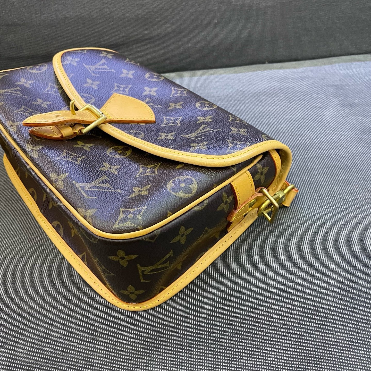 Louis Vuitton - Vintage Flap Shoulder Bag - Monogram coated canvas with vachetta leather trim - Brown - (medium)