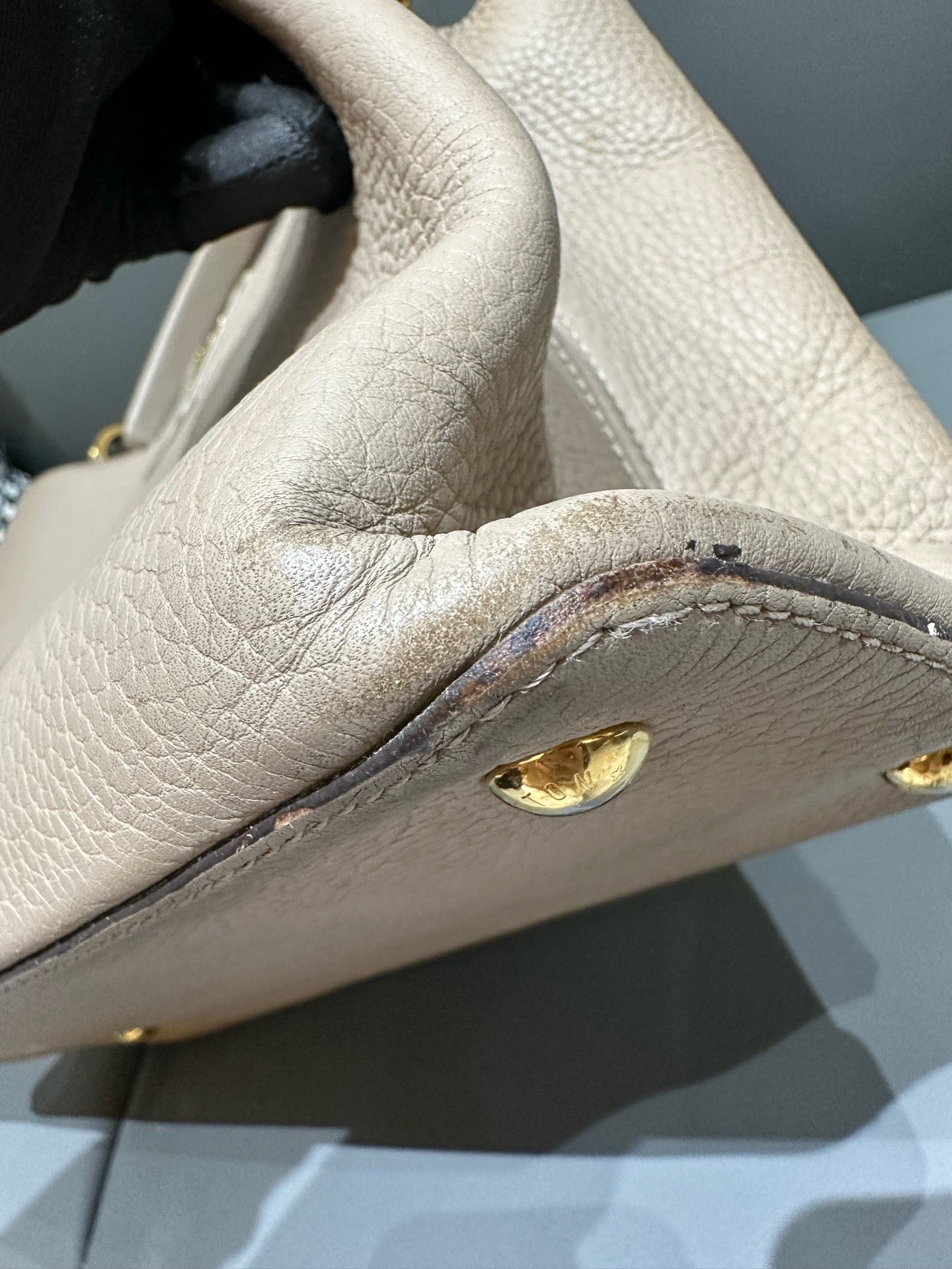 Louis Vuitton - Capucines GM - Taurillon leather - Grey with Gold-Tone Hardware - (Large)