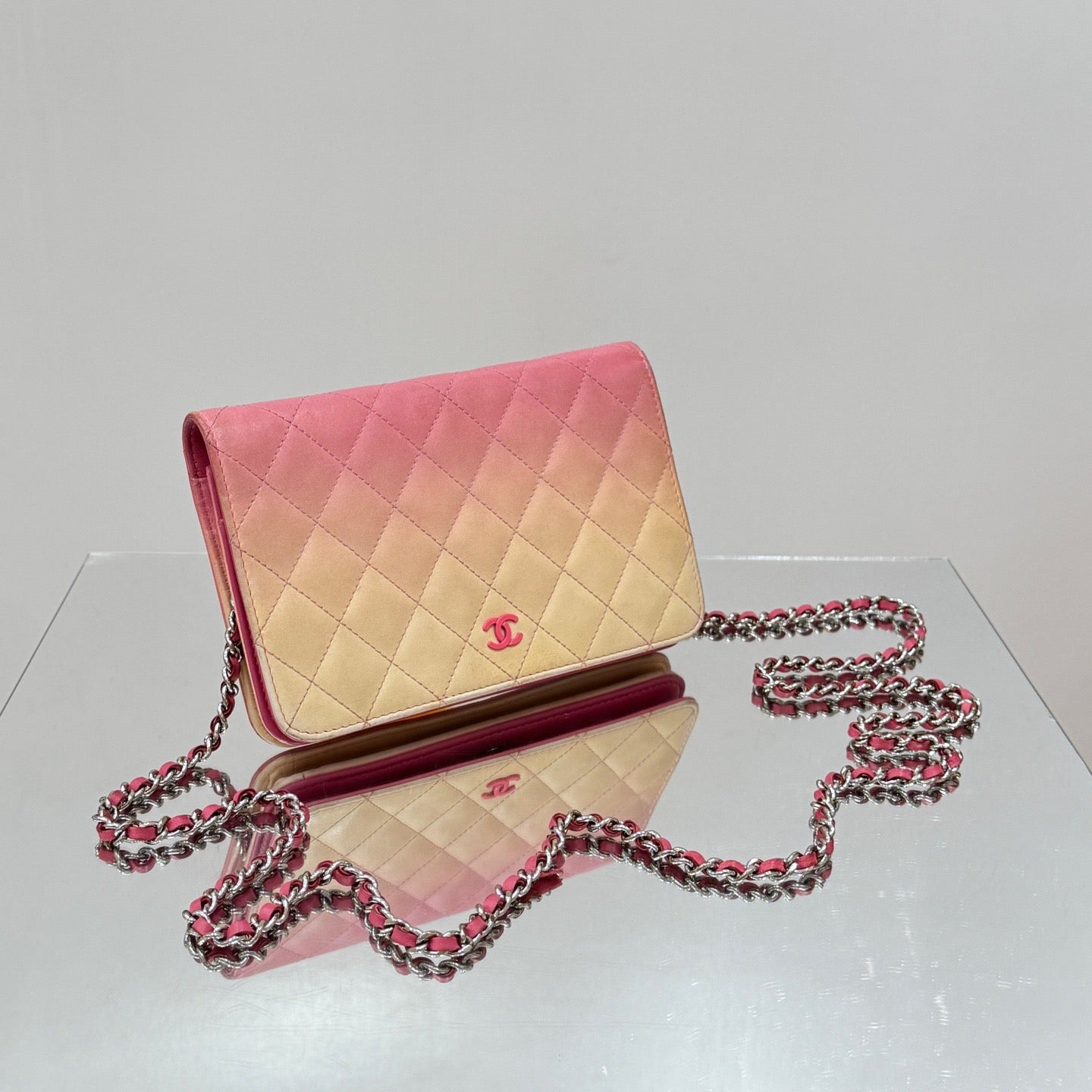 Chanel - Wallet on Chain (WOC) - Lambskin leather - Gradient Pink and Cream - (mini)