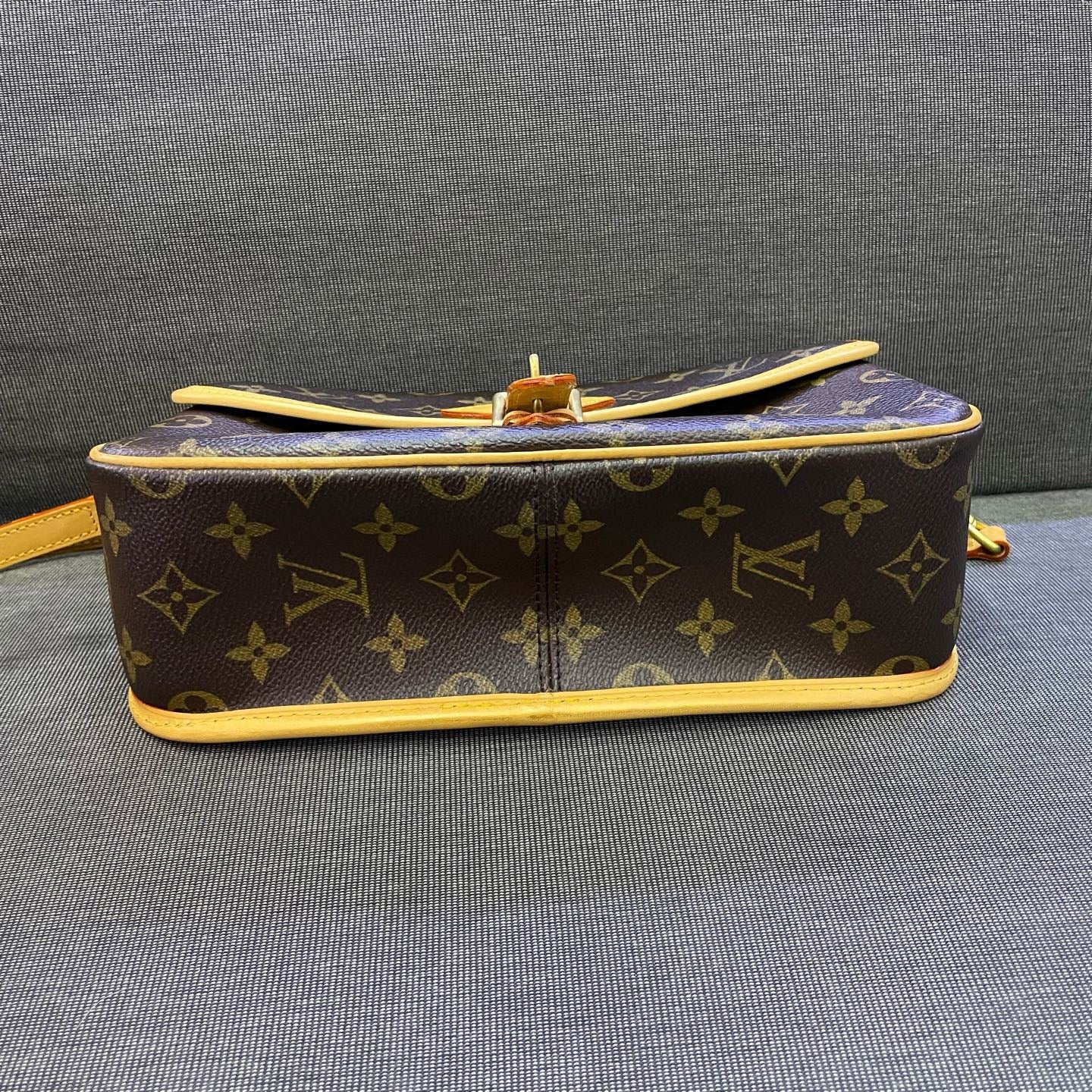 Louis Vuitton - Vintage Flap Shoulder Bag - Monogram coated canvas with vachetta leather trim - Brown - (medium)