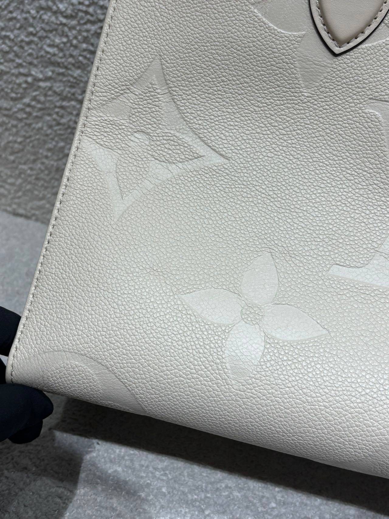 Louis Vuitton - Onthego MM - Embossed cowhide leather - Cream white - (medium)