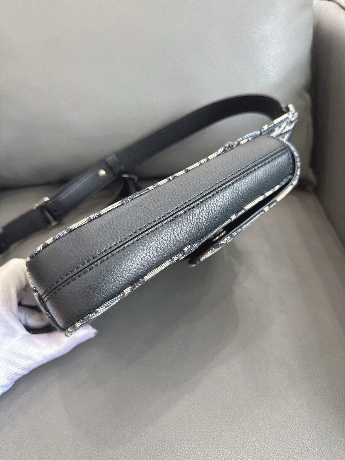 Dior - Saddle Chest Bag - Dior Oblique jacquard canvas with black grained calfskin leather trim - Beige and Grey Oblique with Black trim - (small)