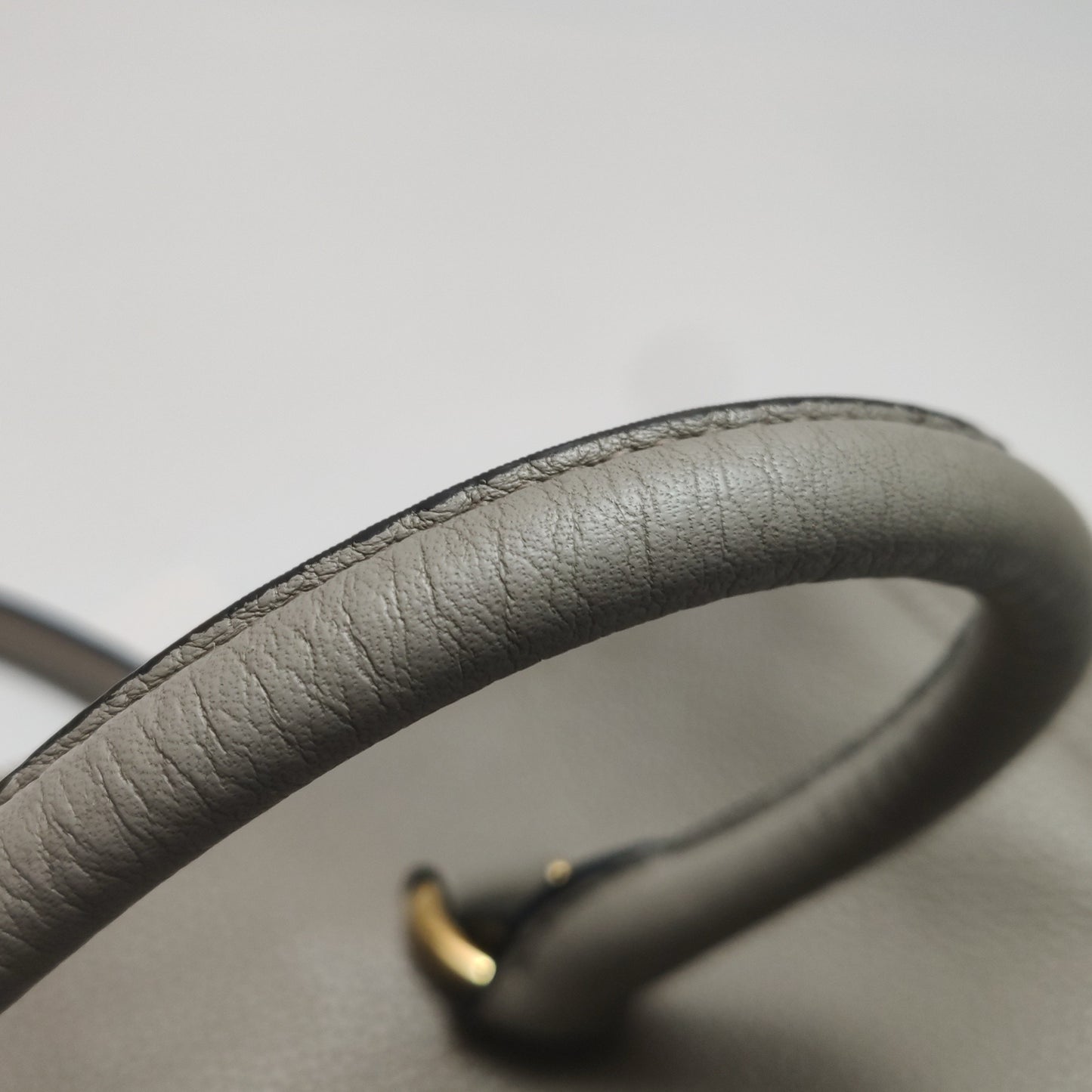 Prada - Vitello Daino Top Handle Bag - Pebbled cowhide leather - Grey - (Large)