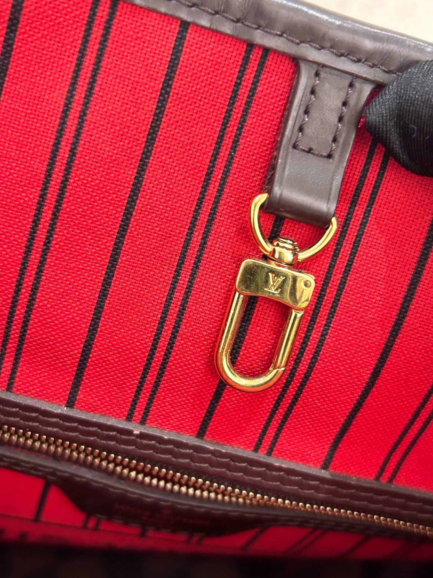 Louis Vuitton - Neverfull MM - Damier Ebene coated canvas with leather trim - Brown with red interior - (Medium)