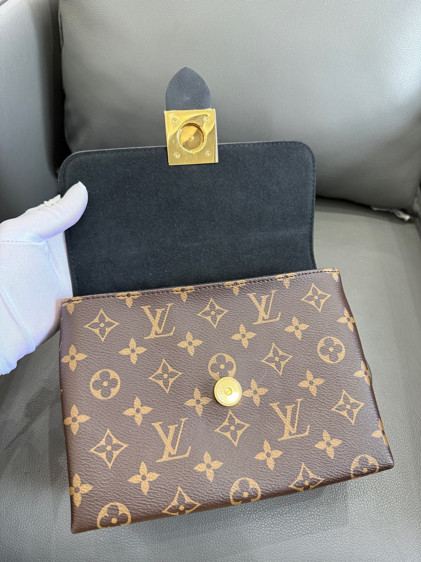 Louis Vuitton - Locky BB - Monogram coated canvas with black leather trim - Brown - (Mini)